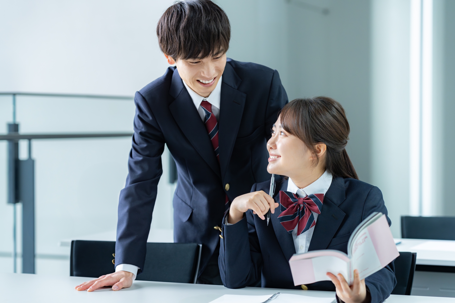 教室で自習する学生