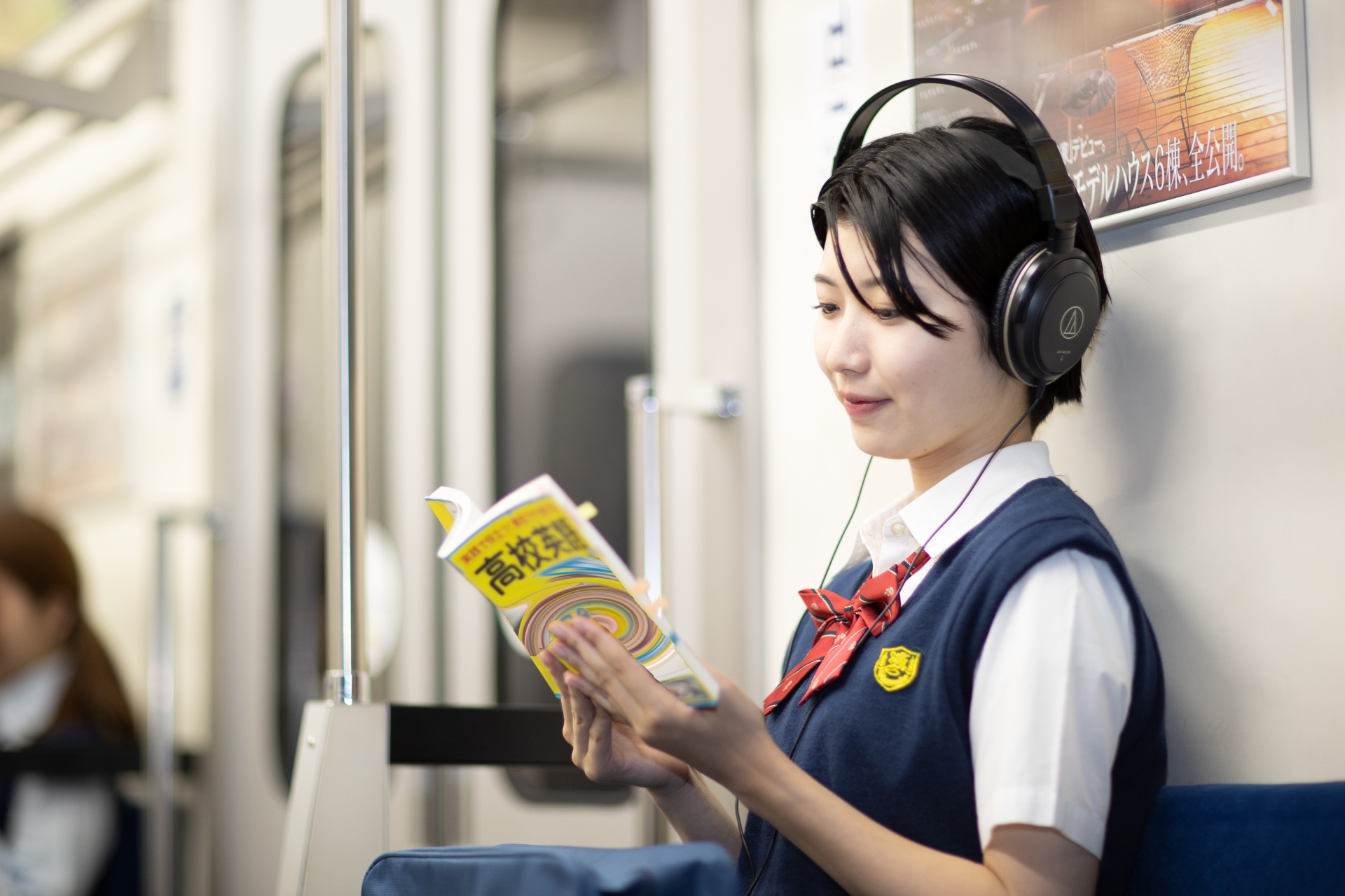 ヘッドフォンをして語学学習をする高校生