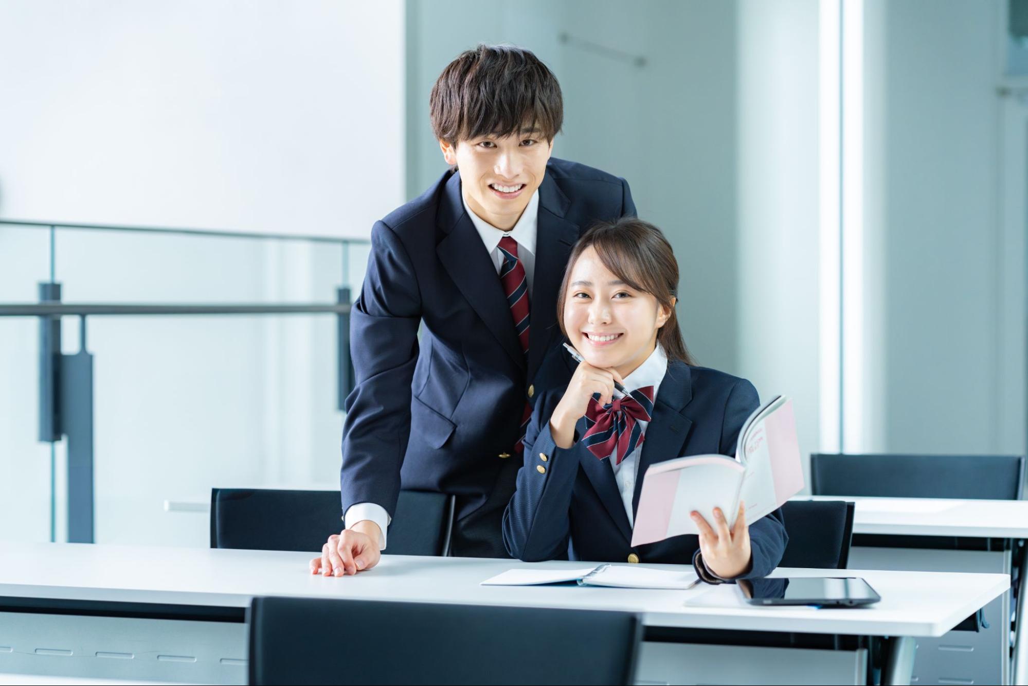 教室で自習する学生