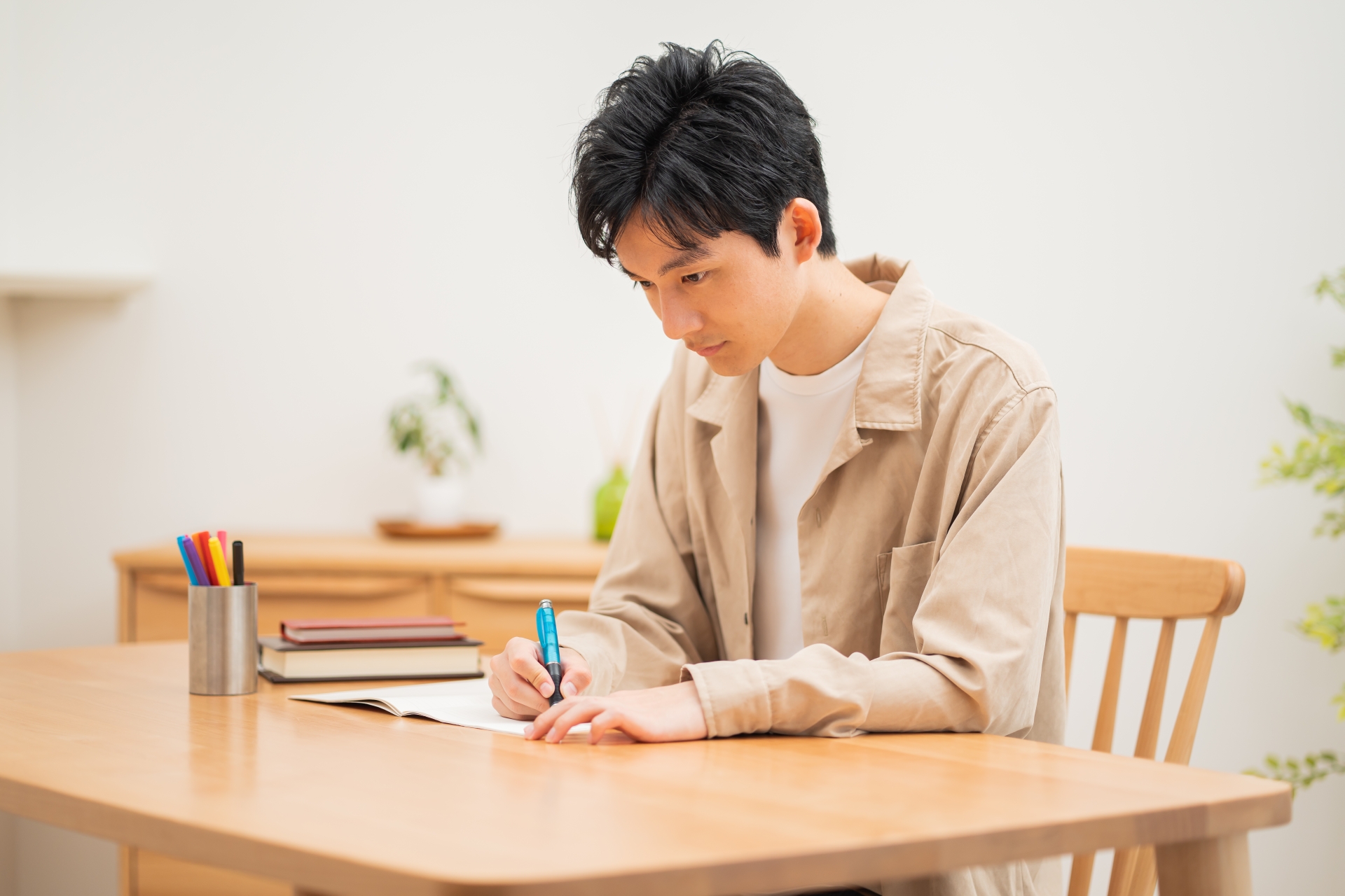 家で学習する男性