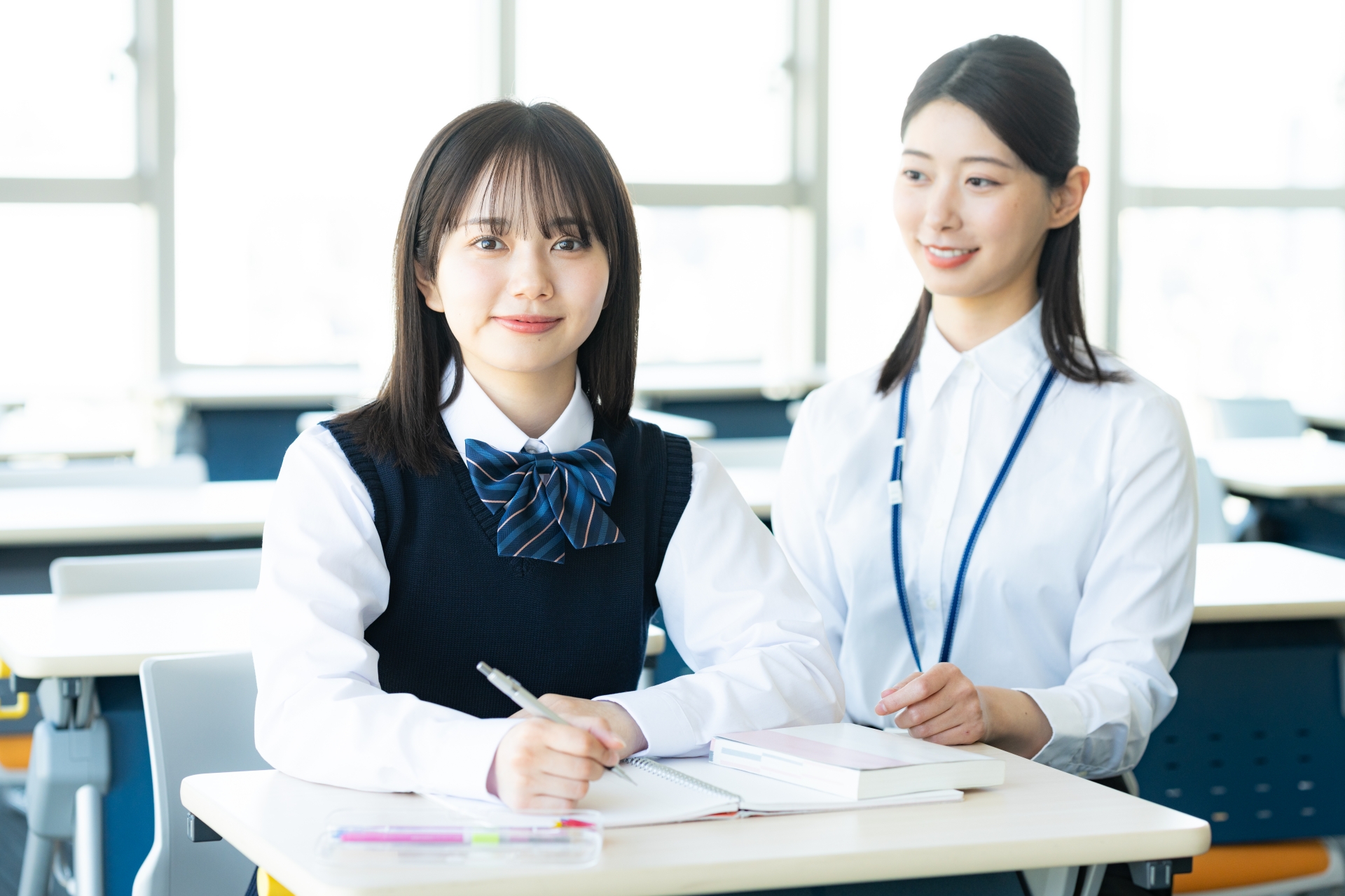 勉強する女子学生と先生
