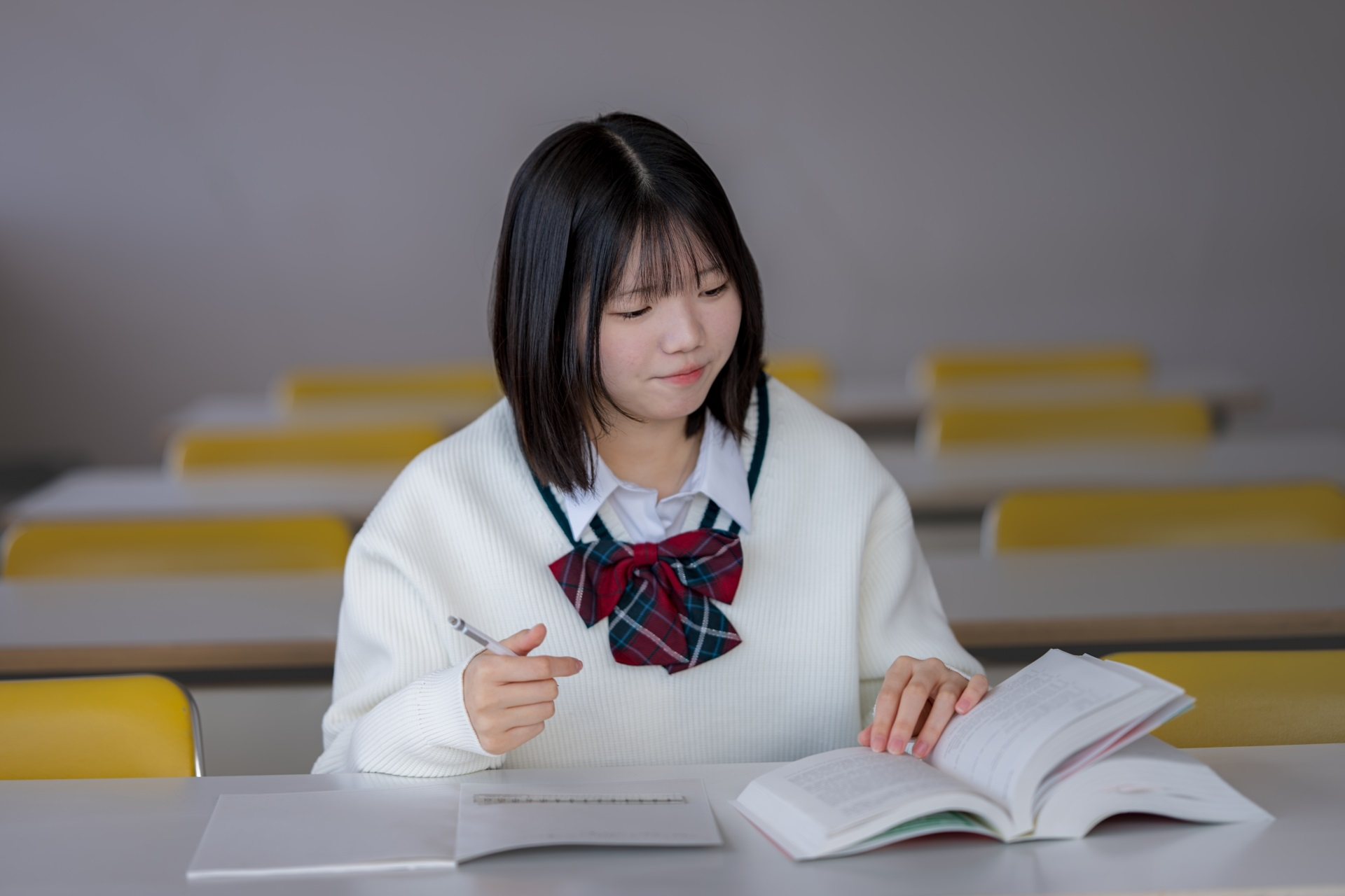 学習する女子学生