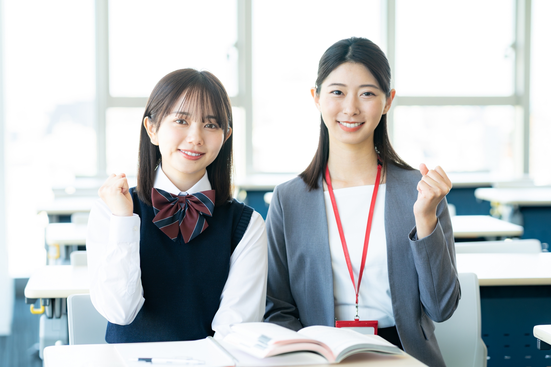 勉強する女子学生と先生
