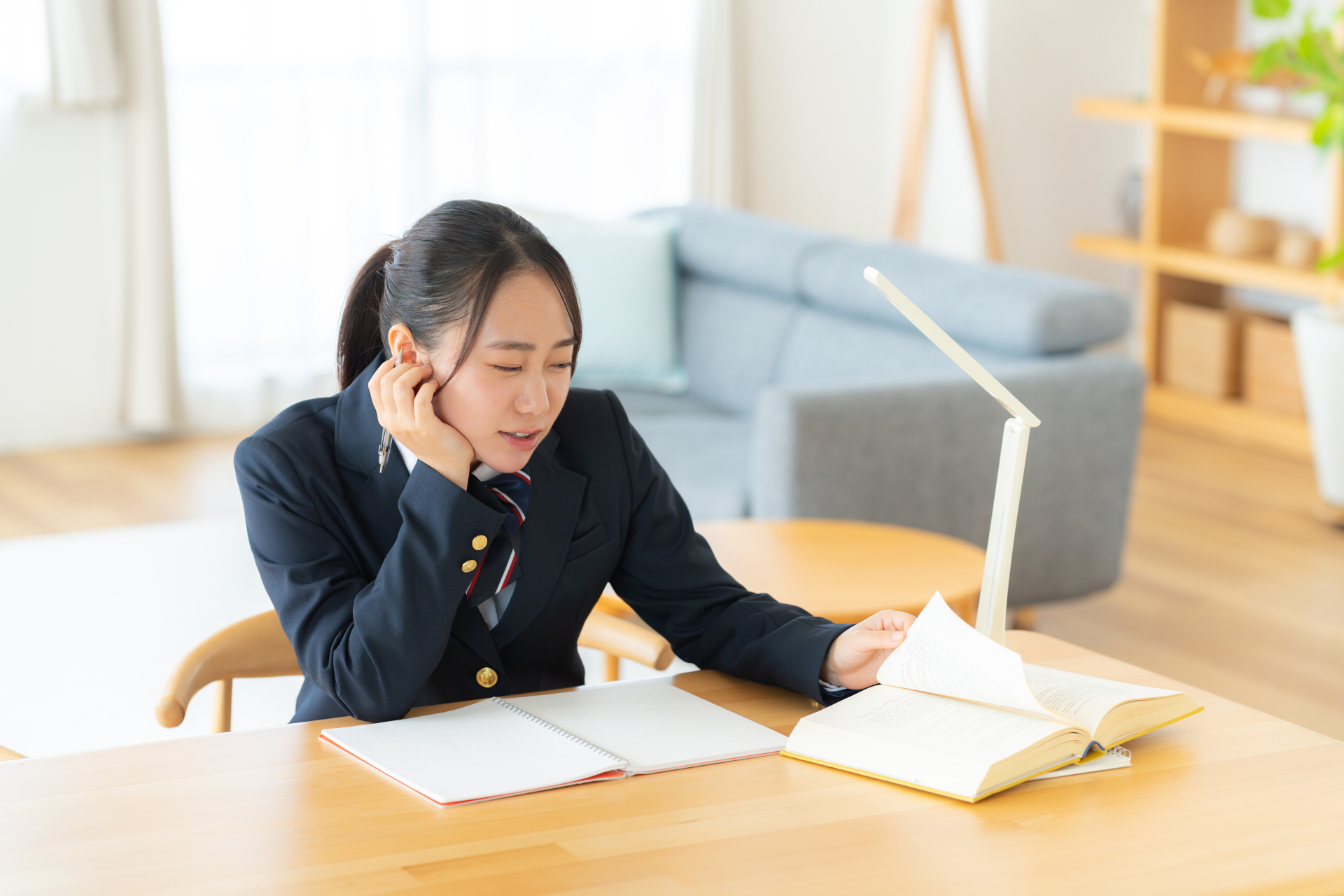 自宅で勉強する女子高生