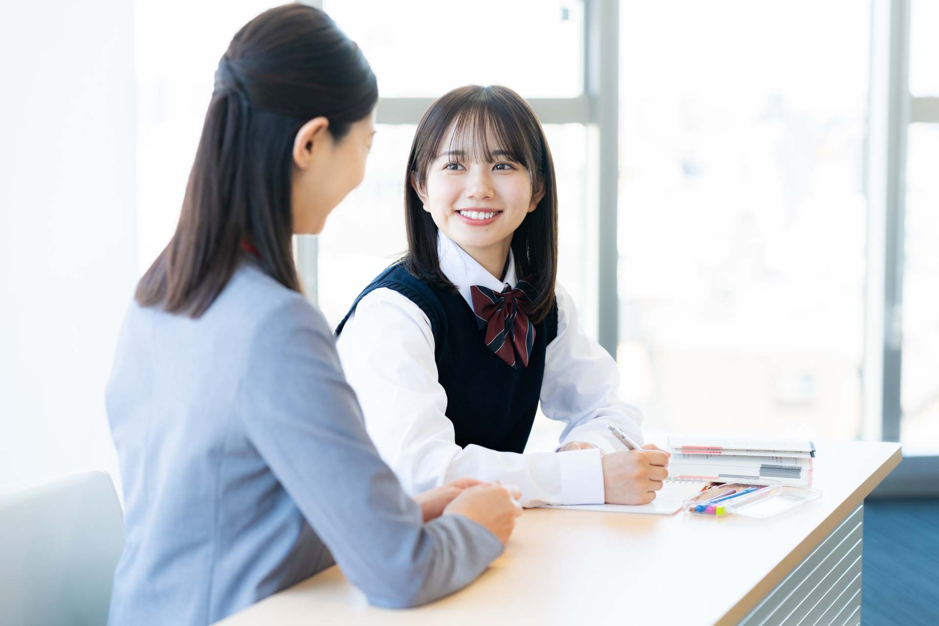 学習する女子学生