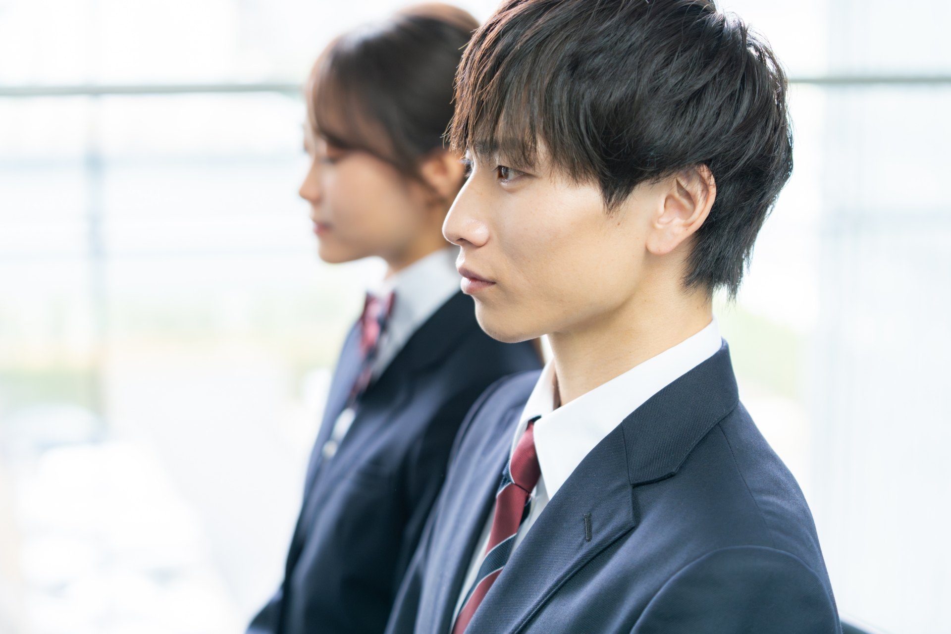 面接を受ける高校生