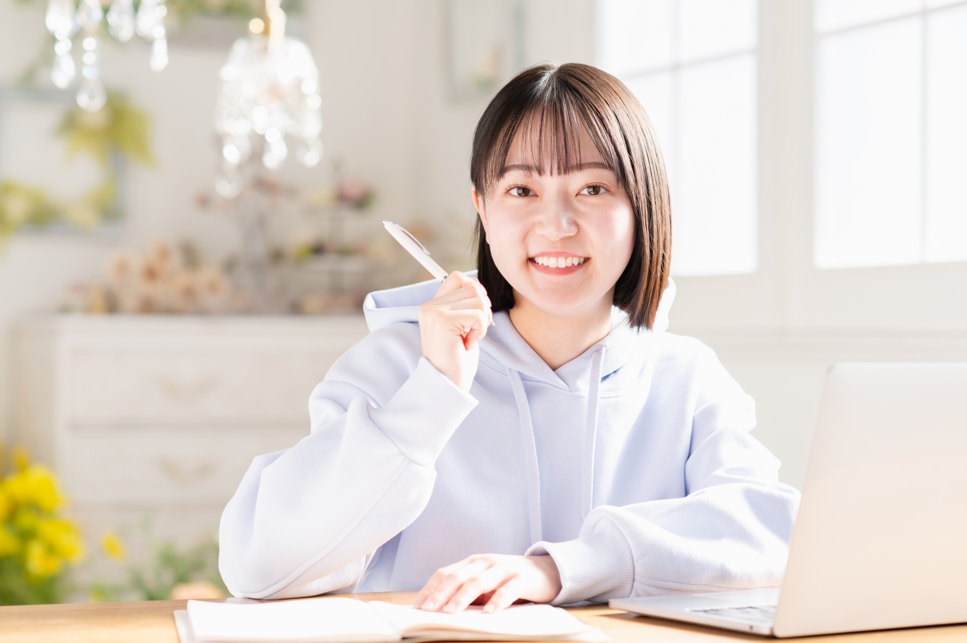 ノートパソコンを使う女性