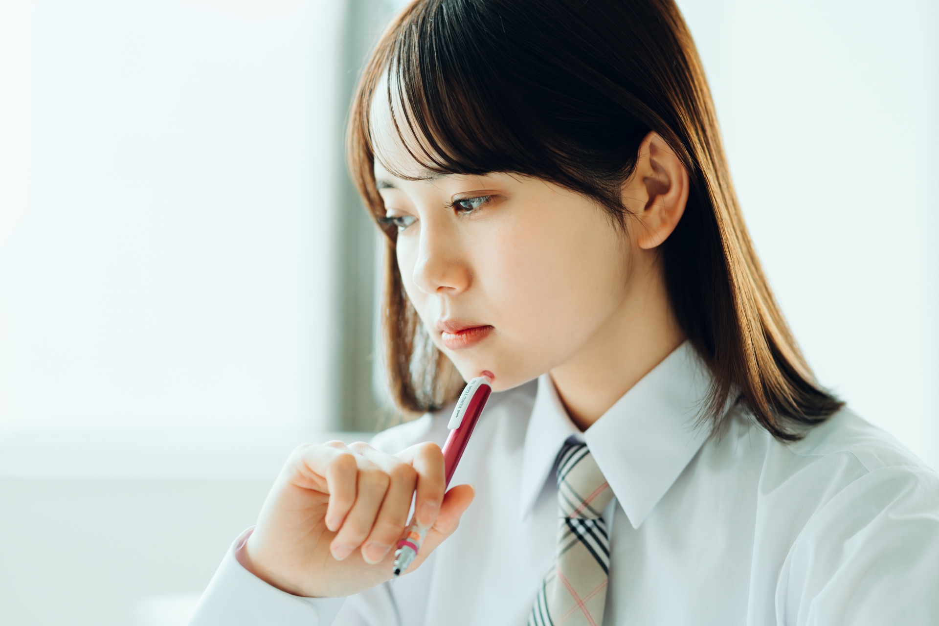 勉強をする高校生
