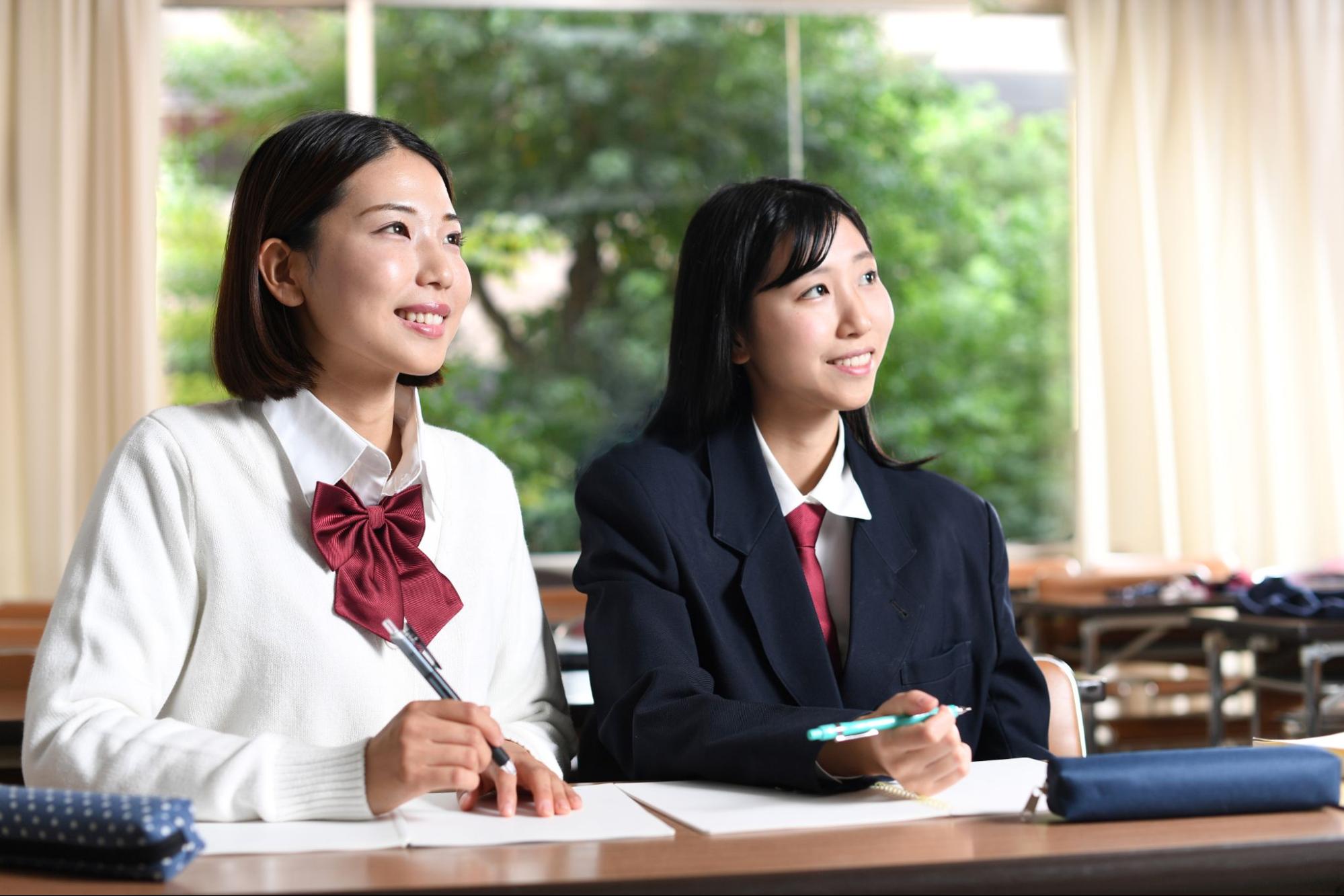 授業中に勉強をする女子学生