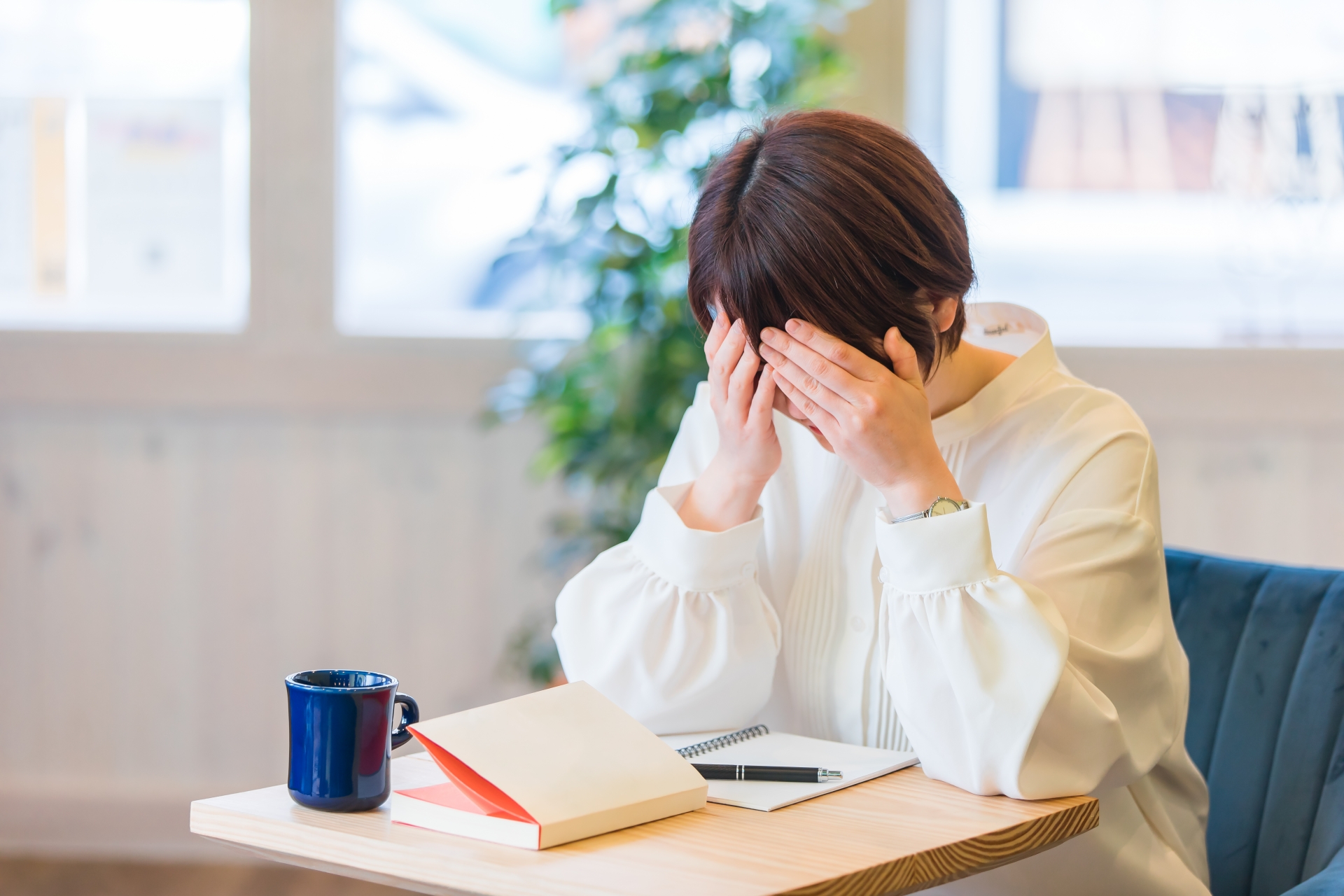 勉強につまずく女性