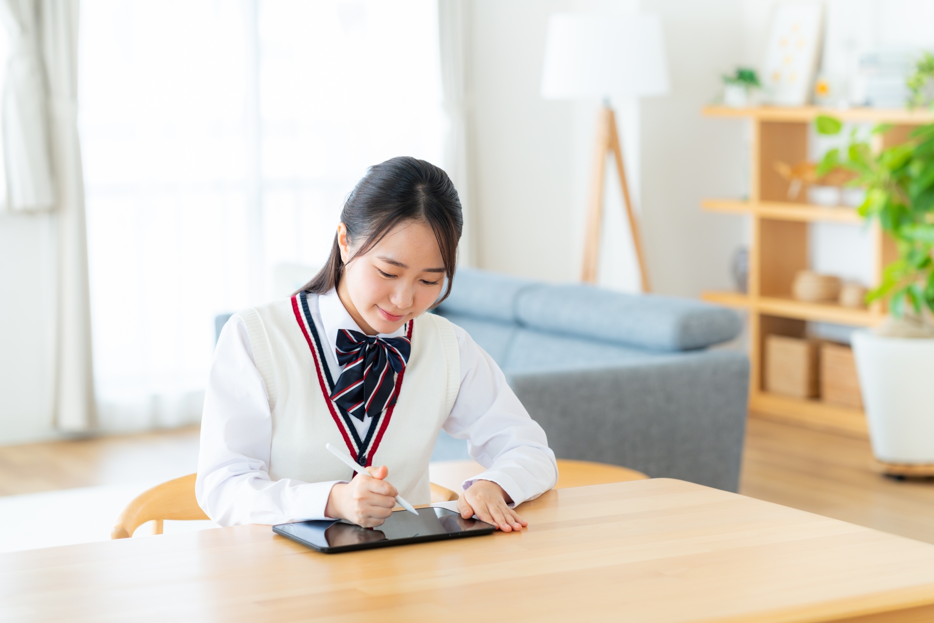 勉強する女子生徒