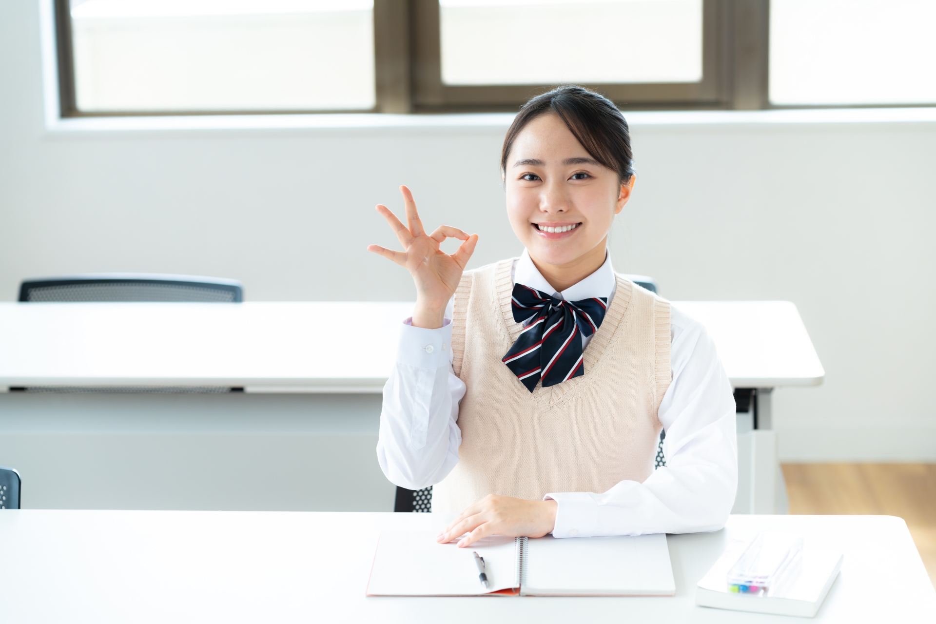 教室で勉強する学生