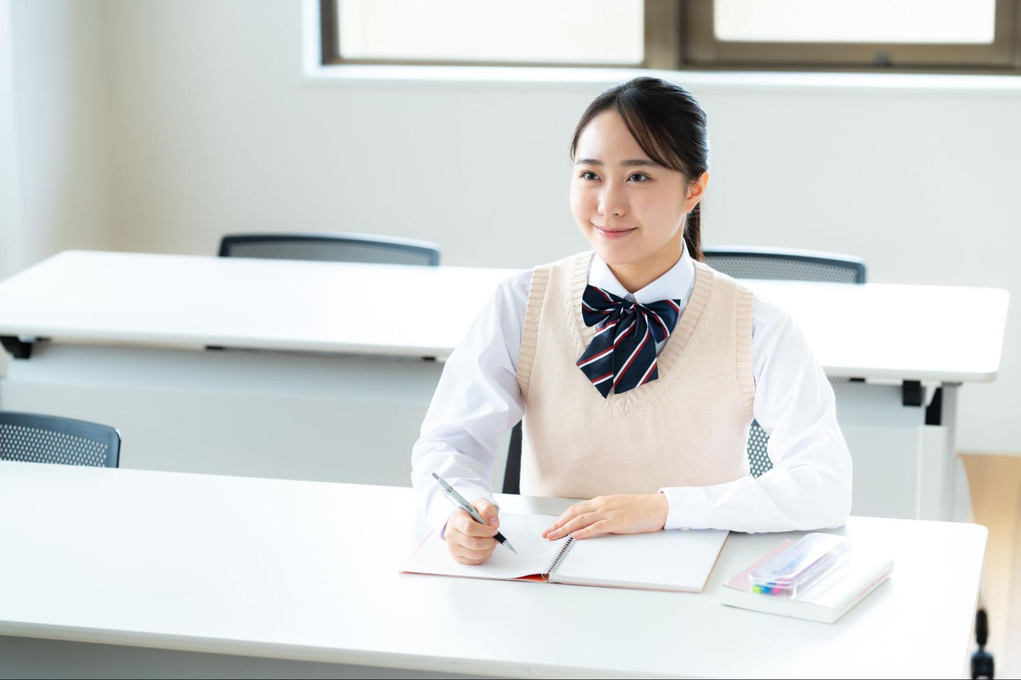教室で勉強する学生