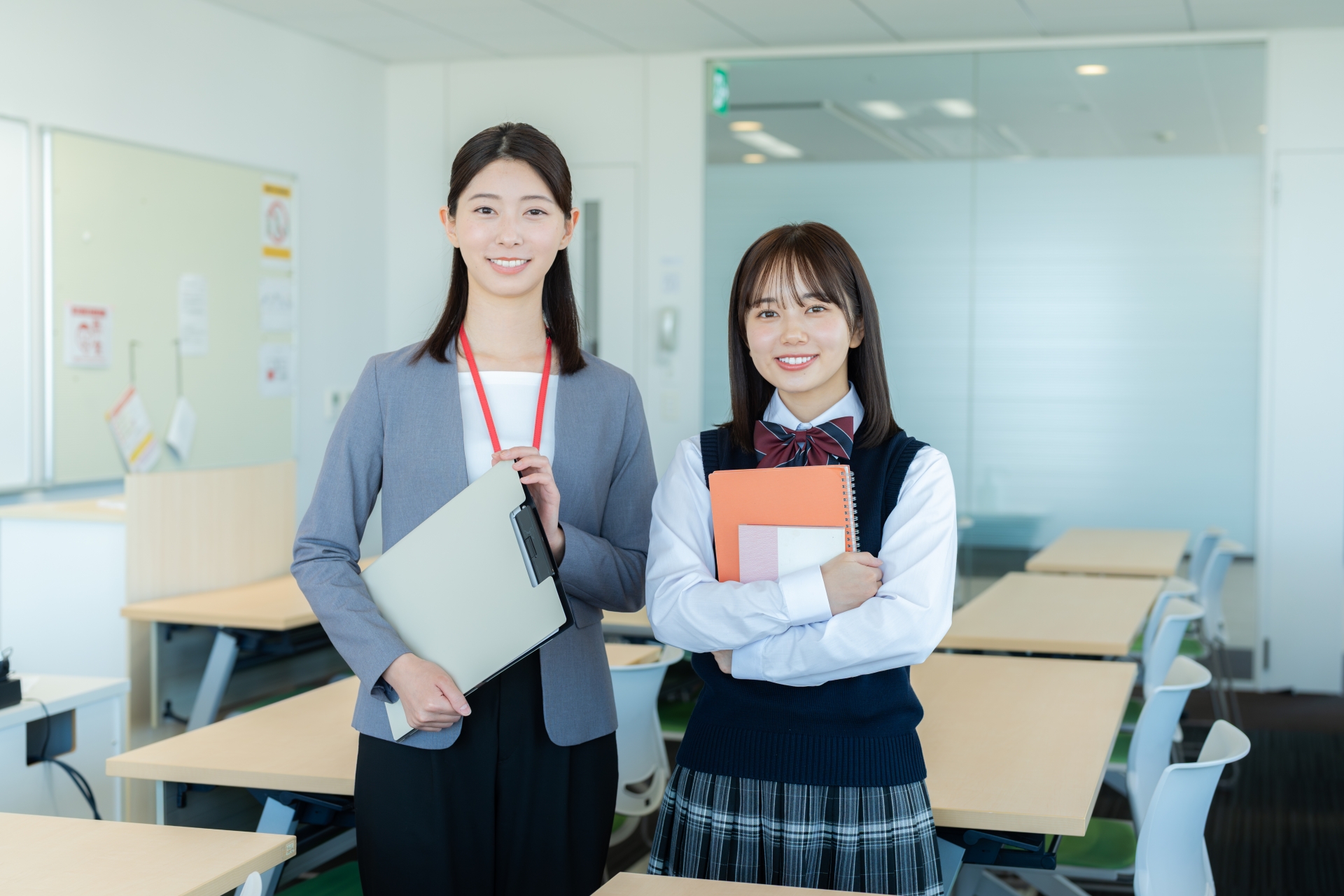 教室に立つ先生と生徒