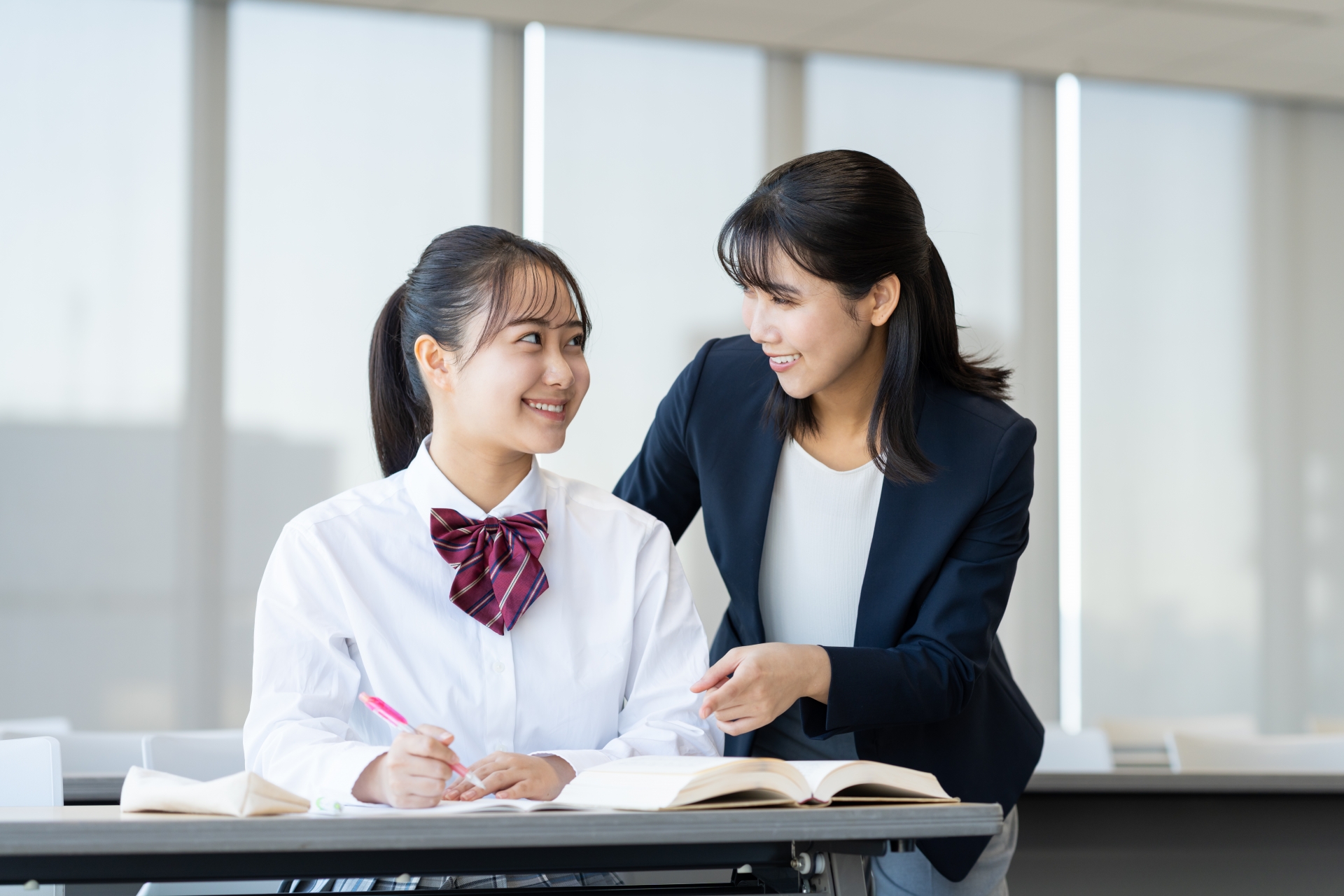塾で勉強する高校生と先生