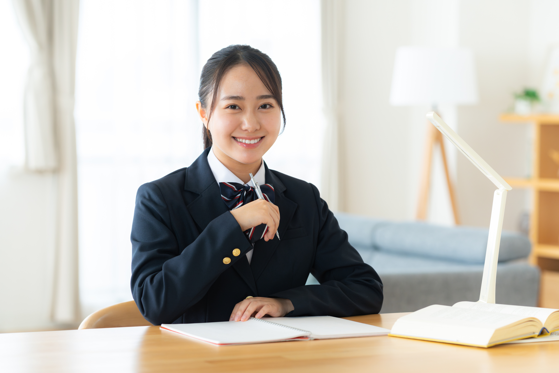 自宅で勉強する女子高生