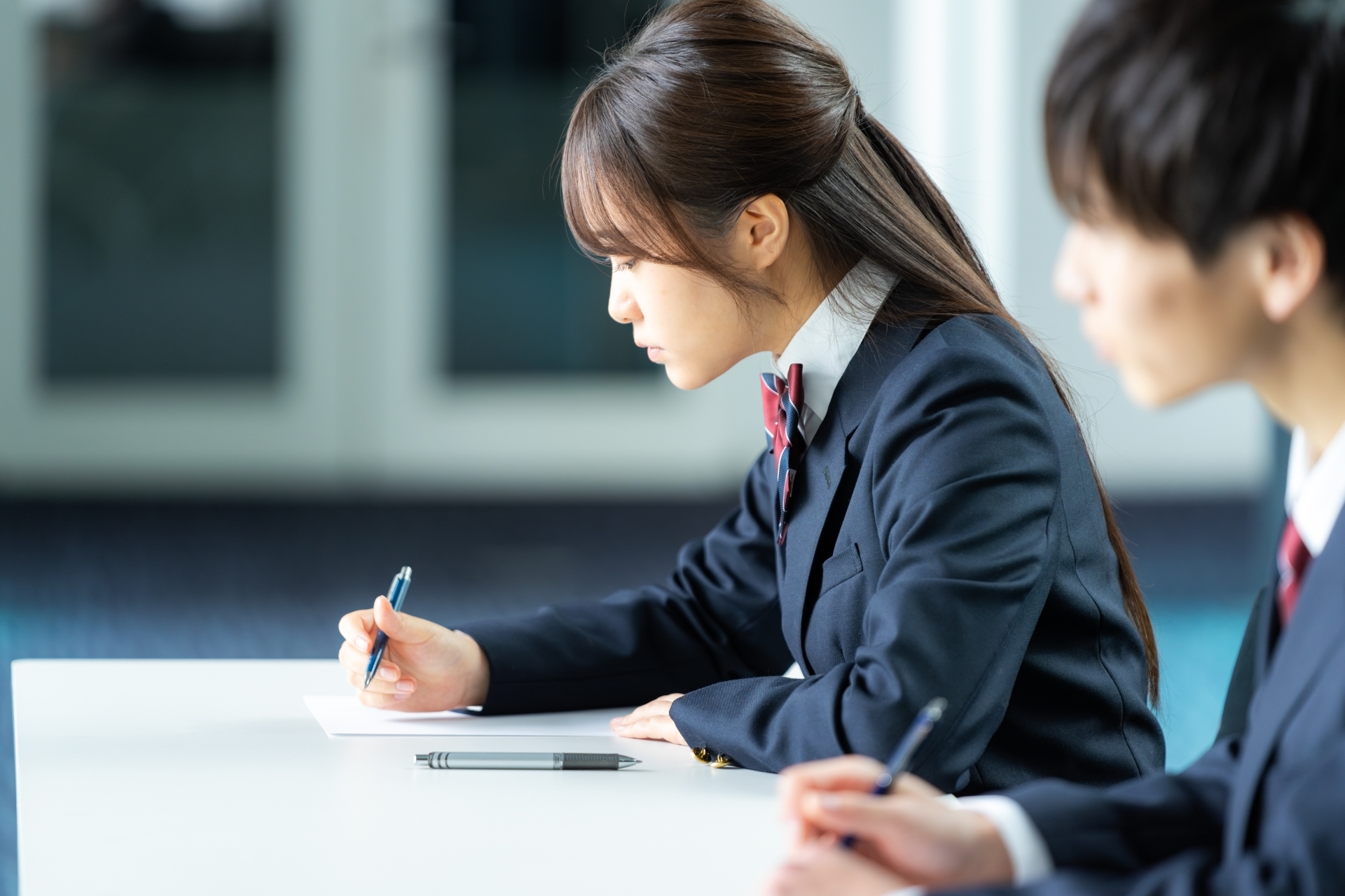 試験を受ける学生