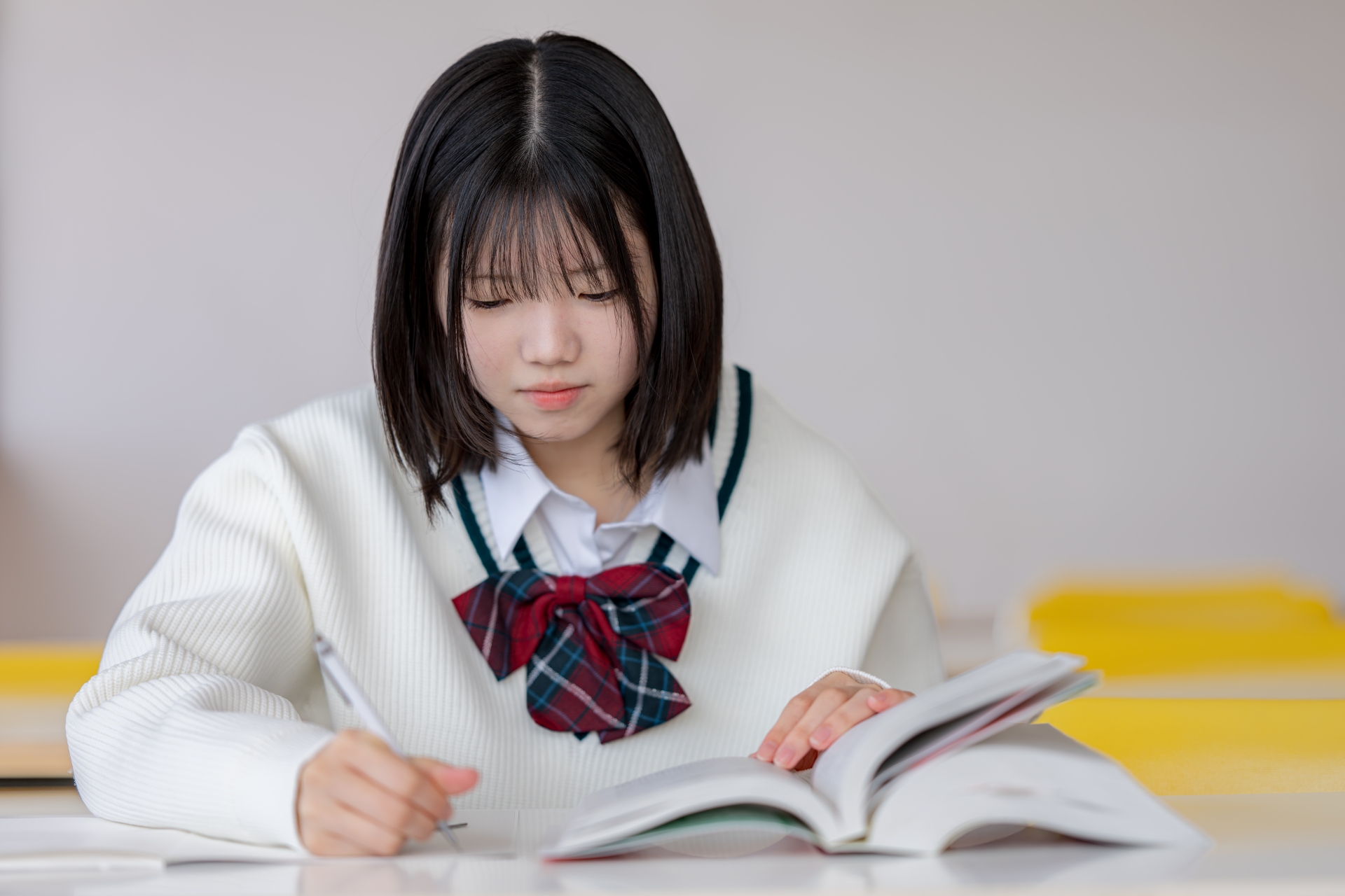 勉強する女子高生