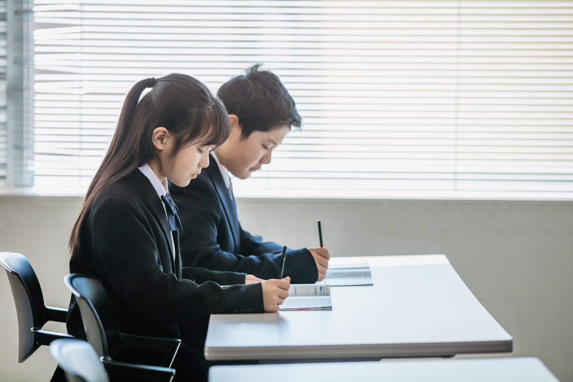 勉強する男女の学生