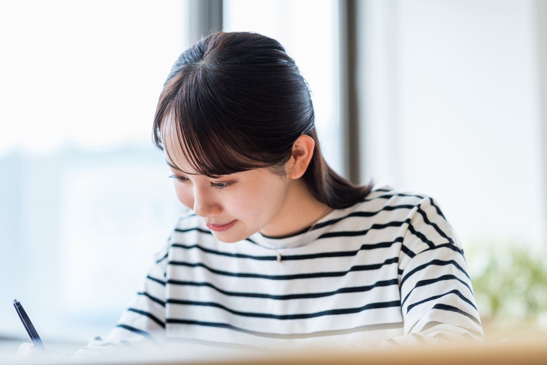 勉強をする学生の女性