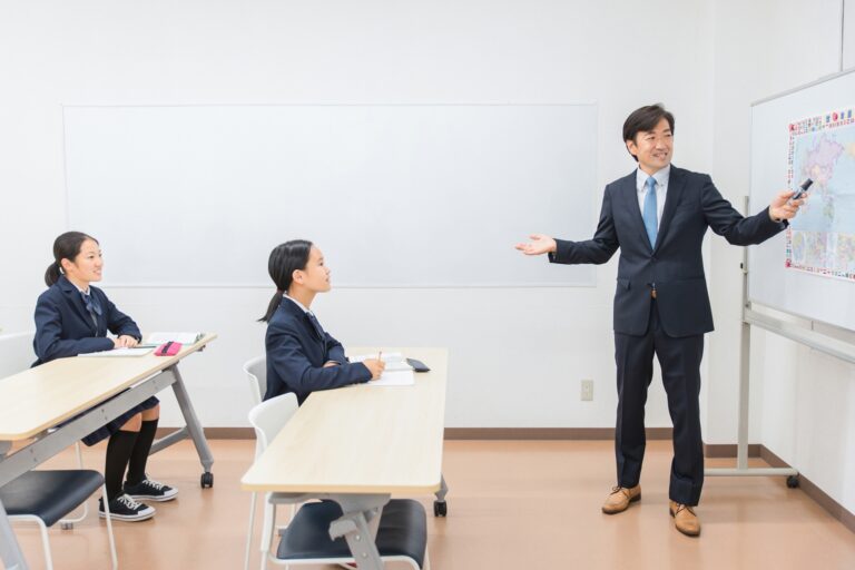 大学受験をする高校生が夏期講習を受けるメリット｜予備校や塾の選び方、費用相場も解説