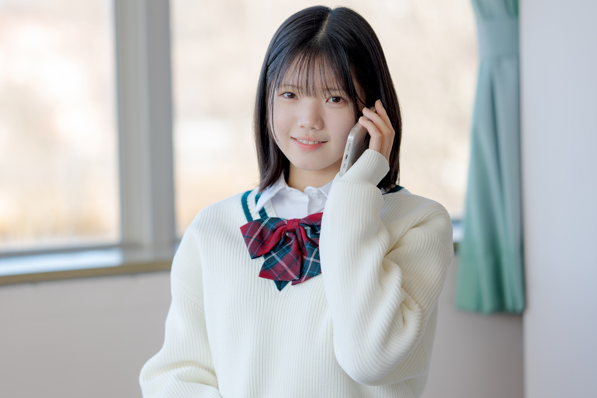 電話する女子高生