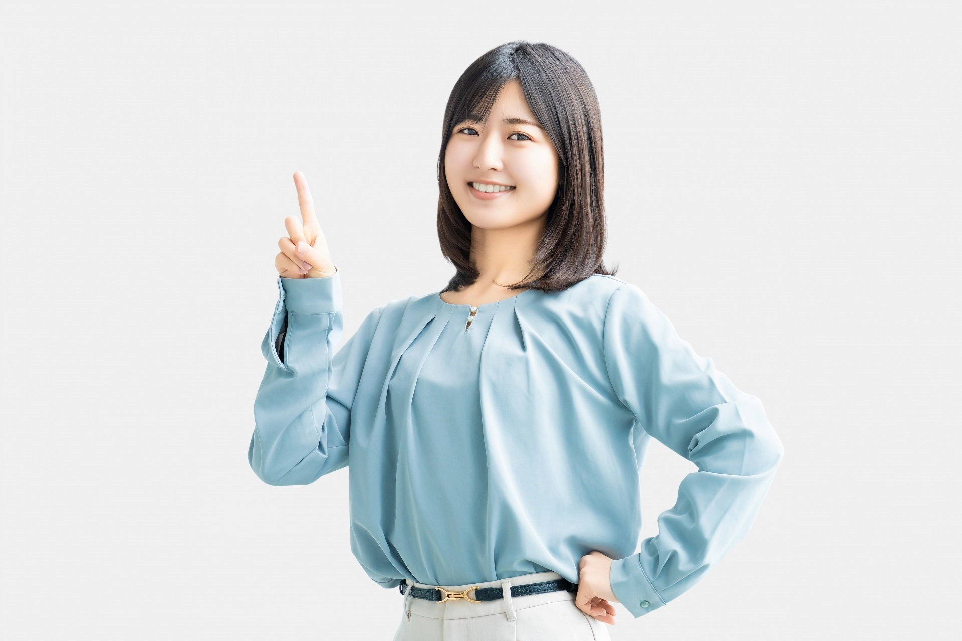 人差し指を立てて案内する笑顔の女性