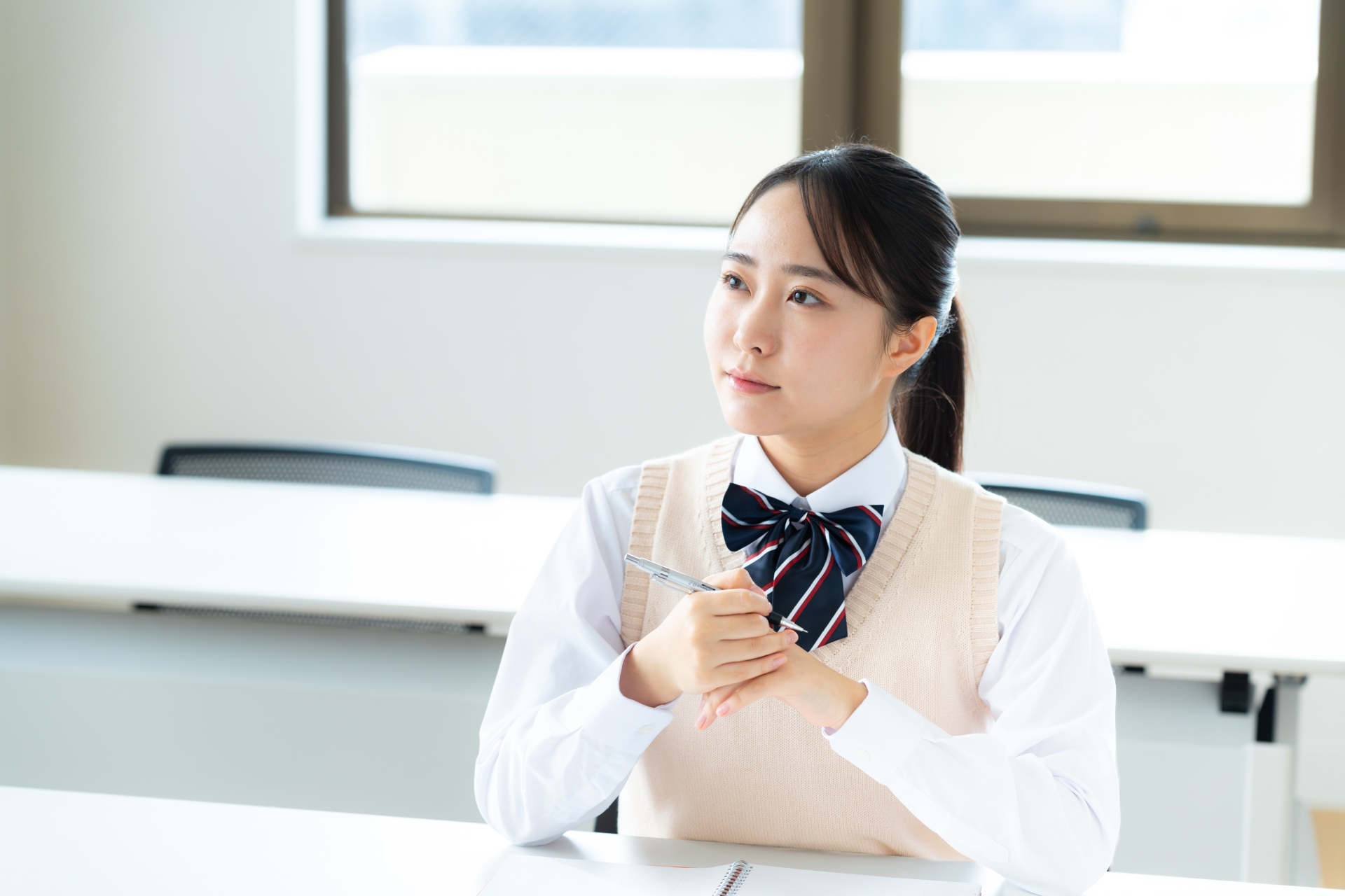 教室で勉強する学生