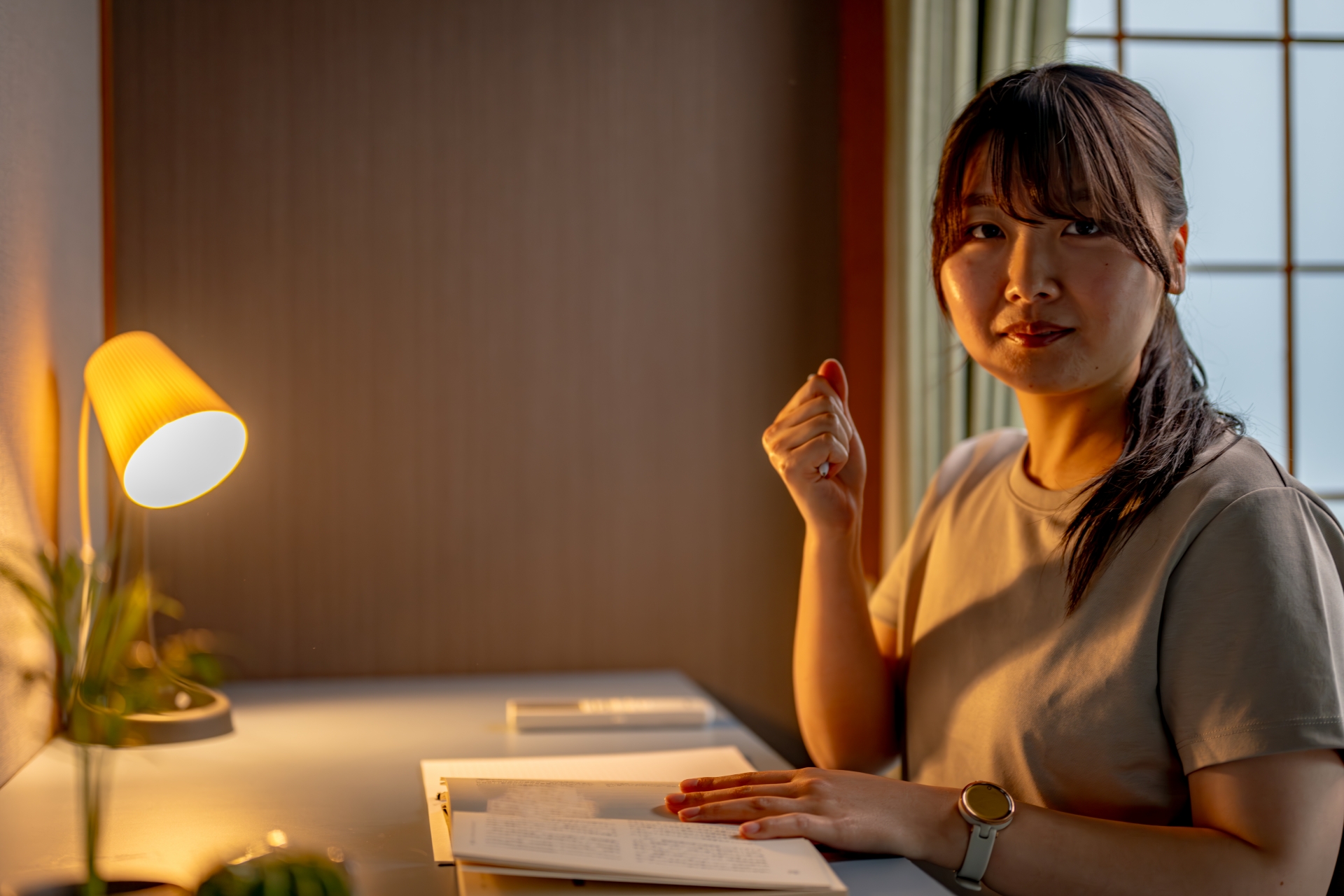 学習する女性