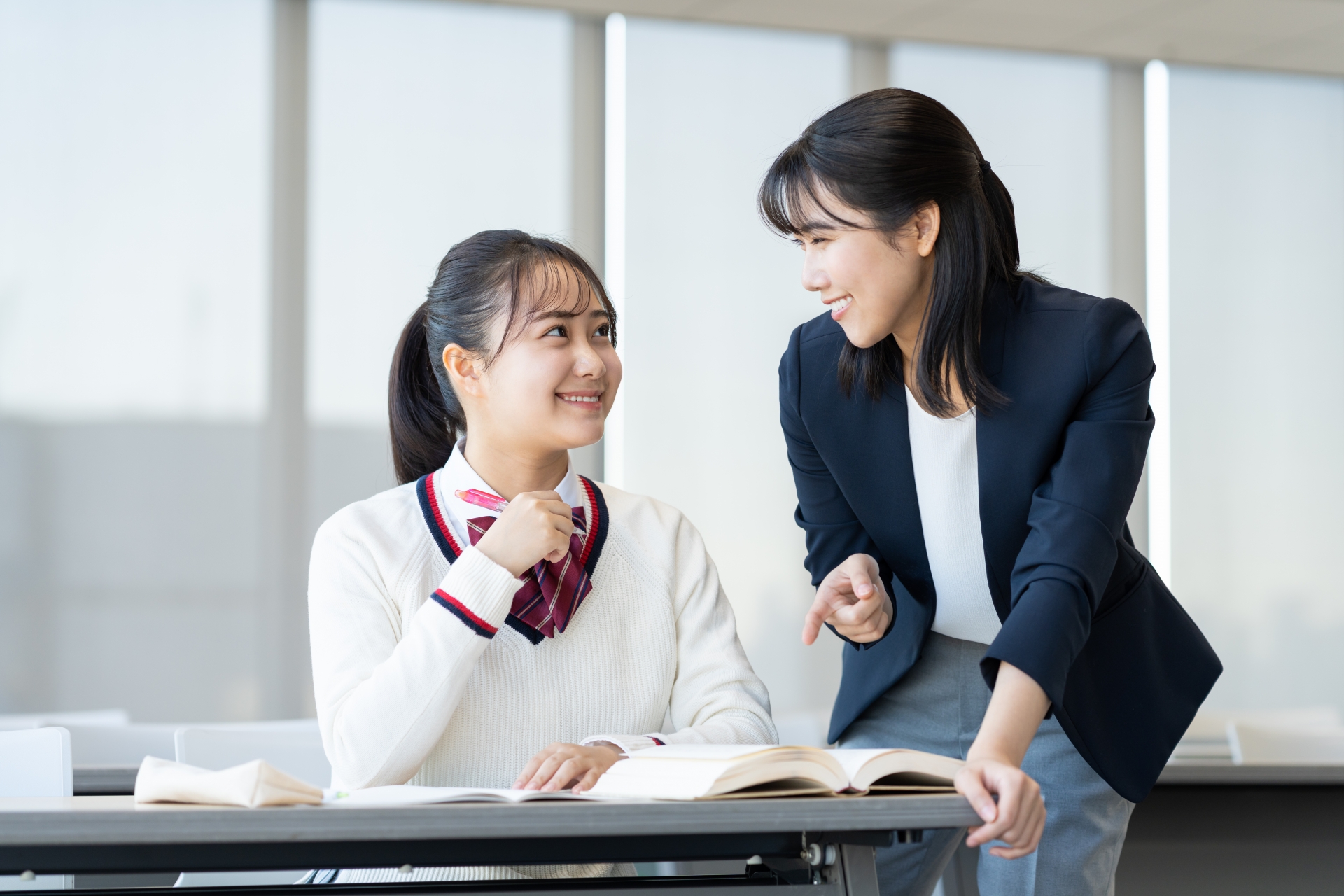 塾の高校生と先生