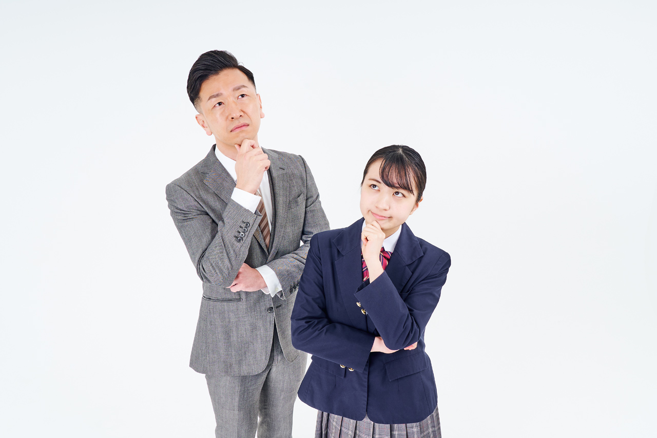 不安な表情のスーツ姿の男性と女子高生