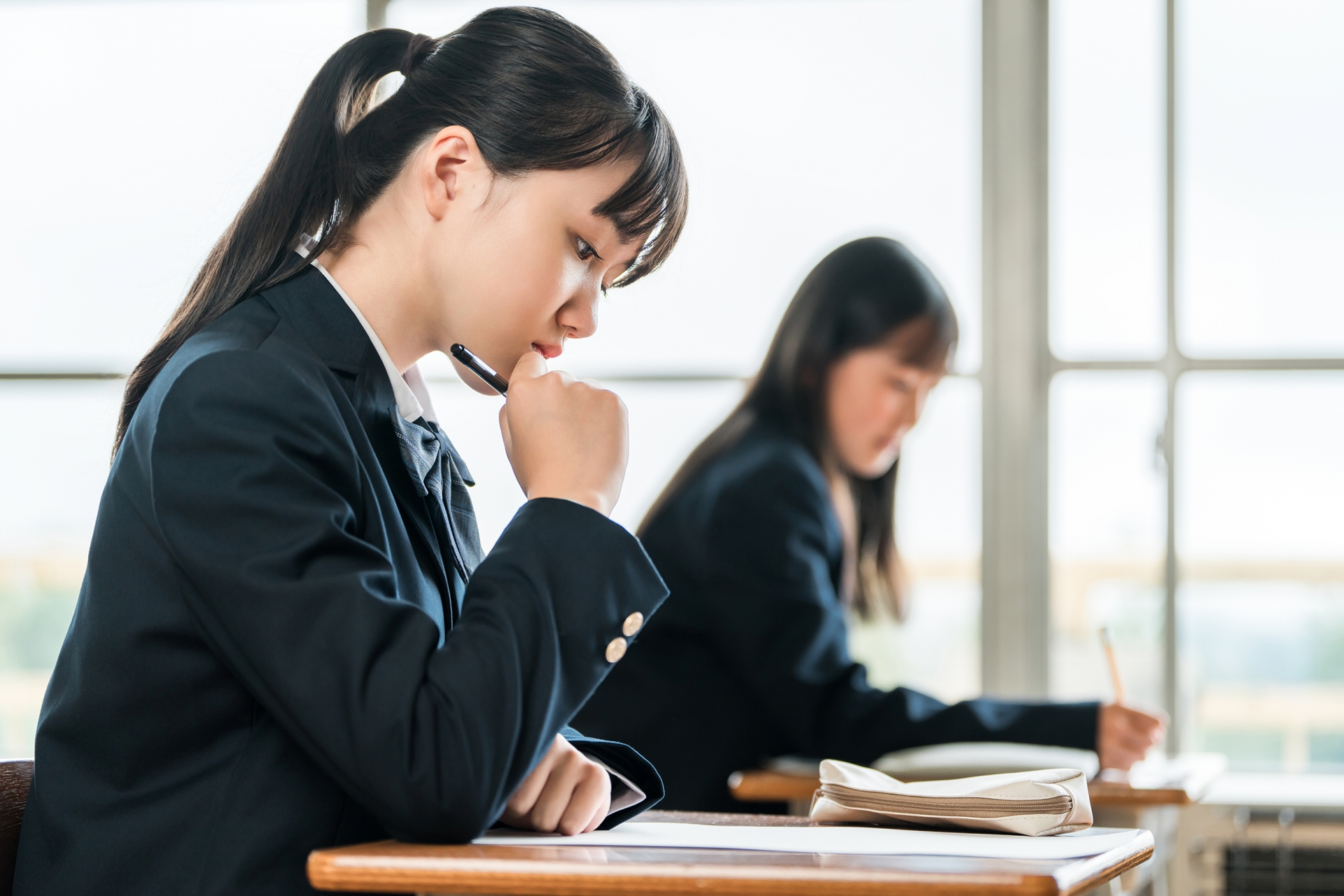 勉強する高校生