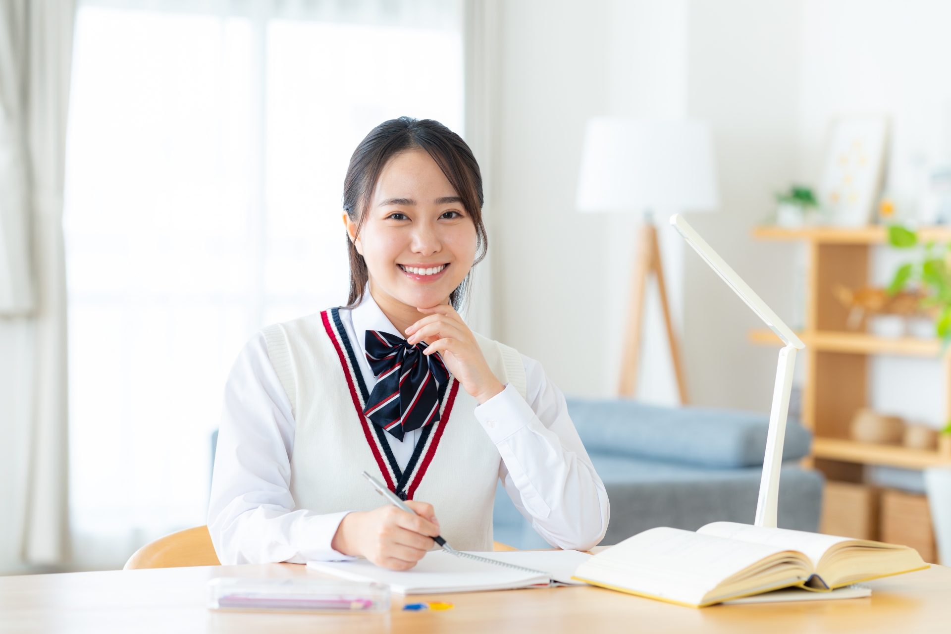 勉強する女子高生