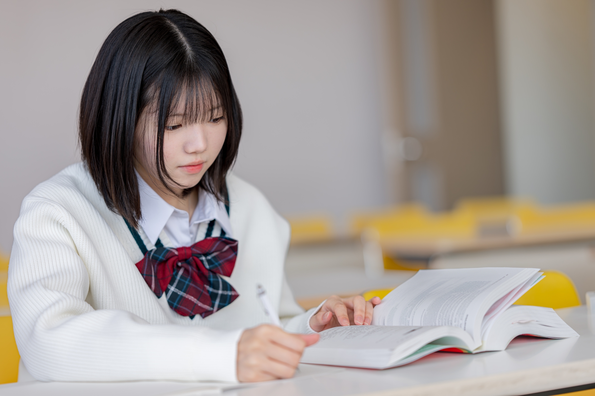 勉強する女子生徒