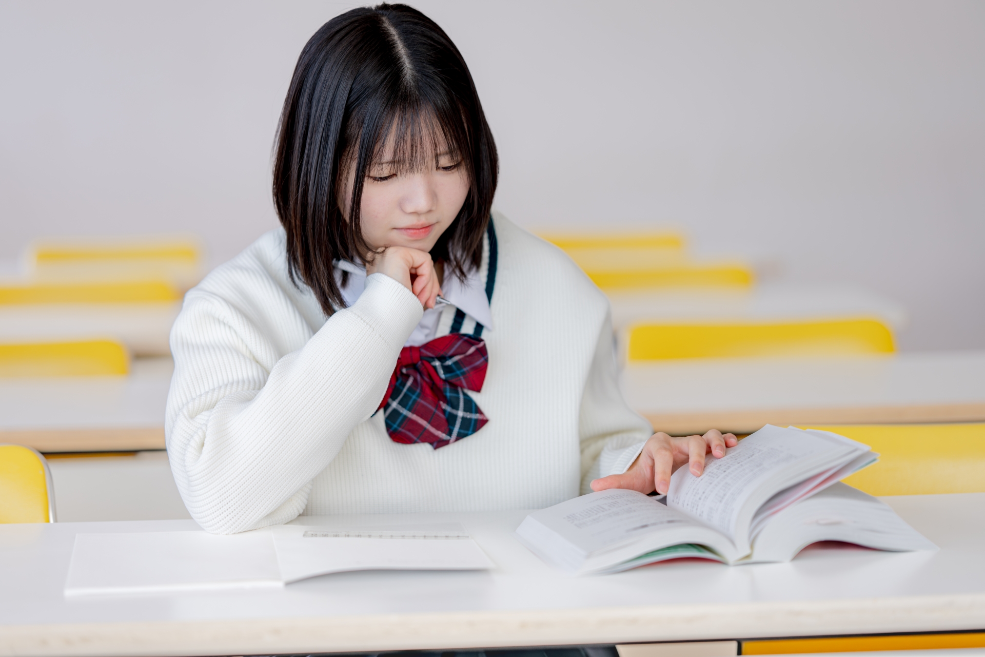 考える女子生徒