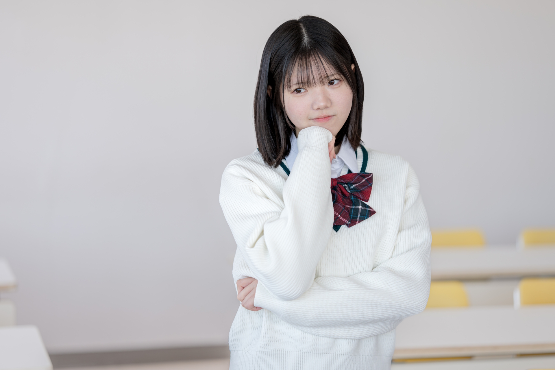考える女子学生