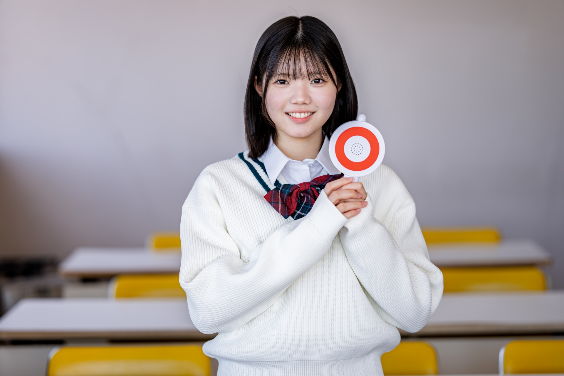笑顔でまるを持つが学生