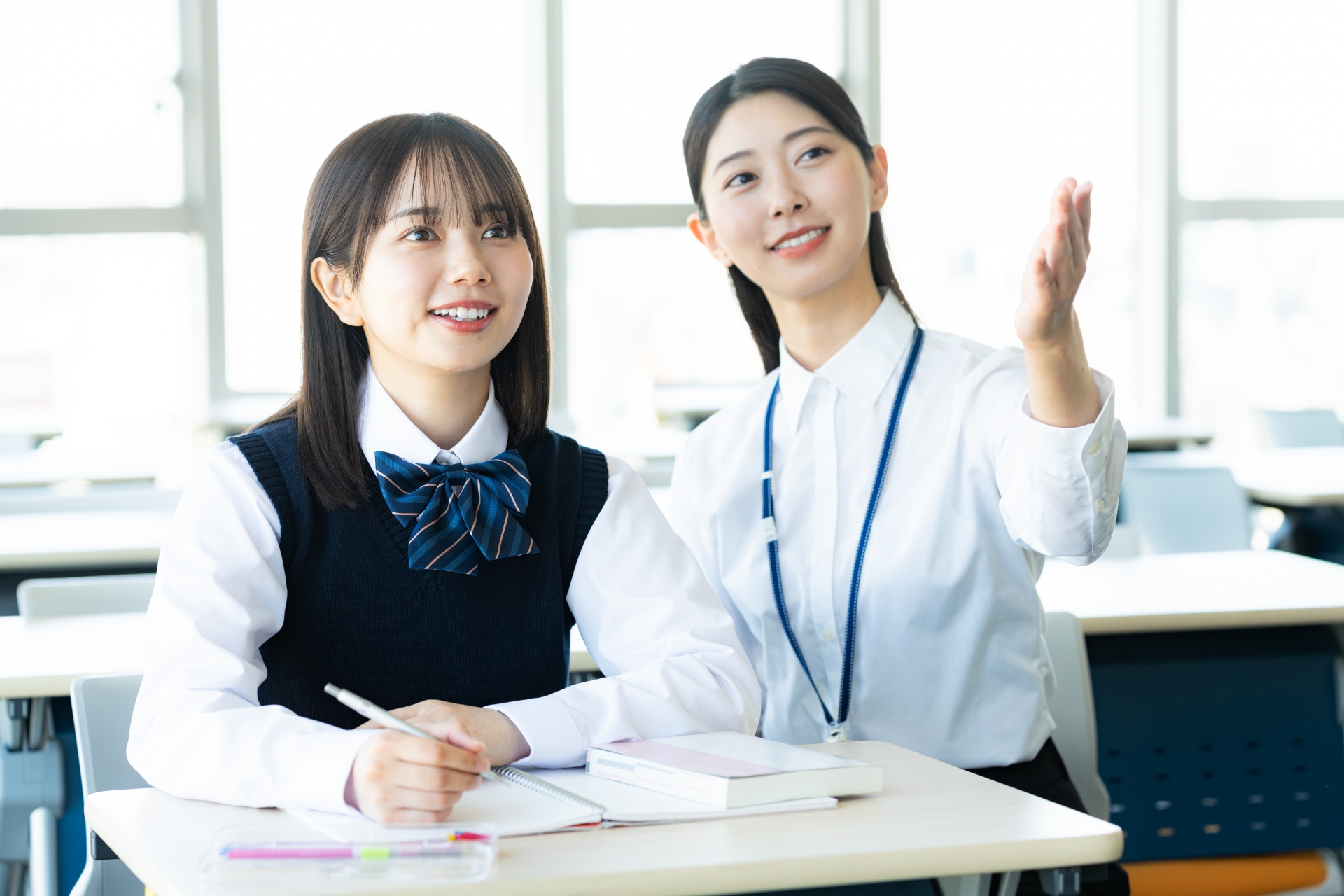 勉強する女子学生と先生