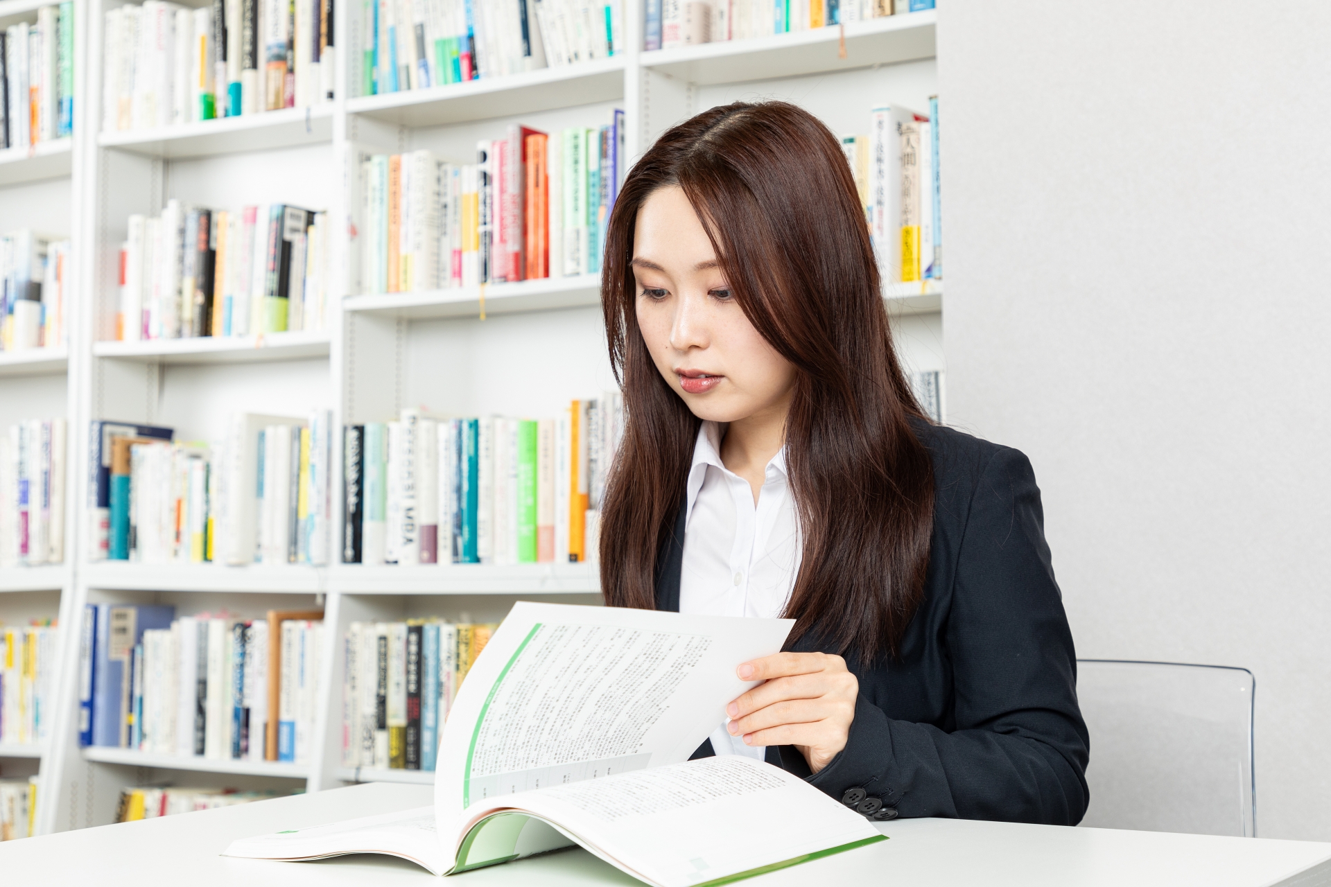 勉強をする社会人女性02