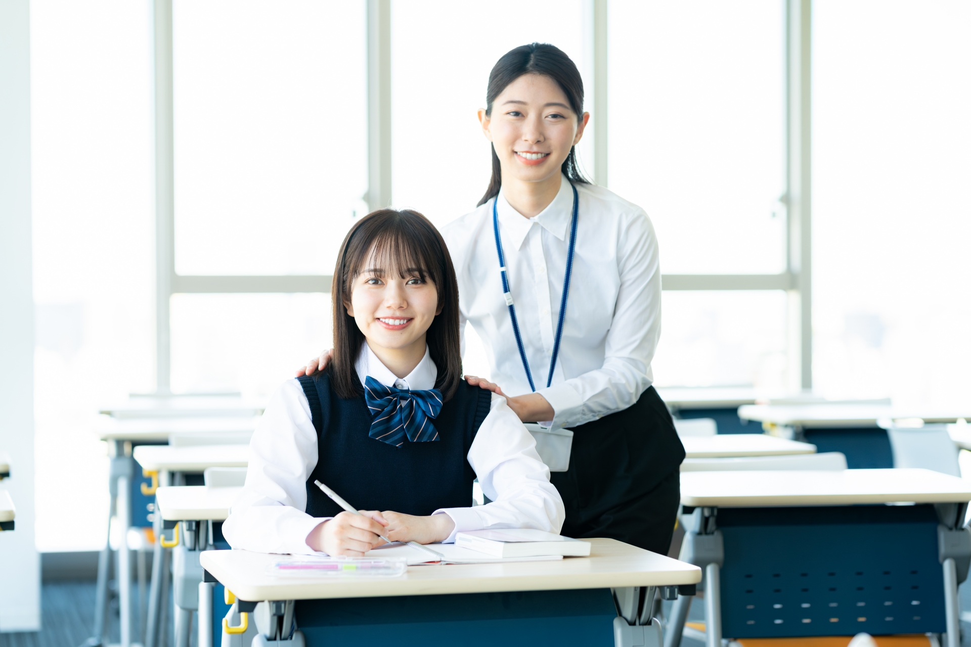 勉強する女子学生と先生