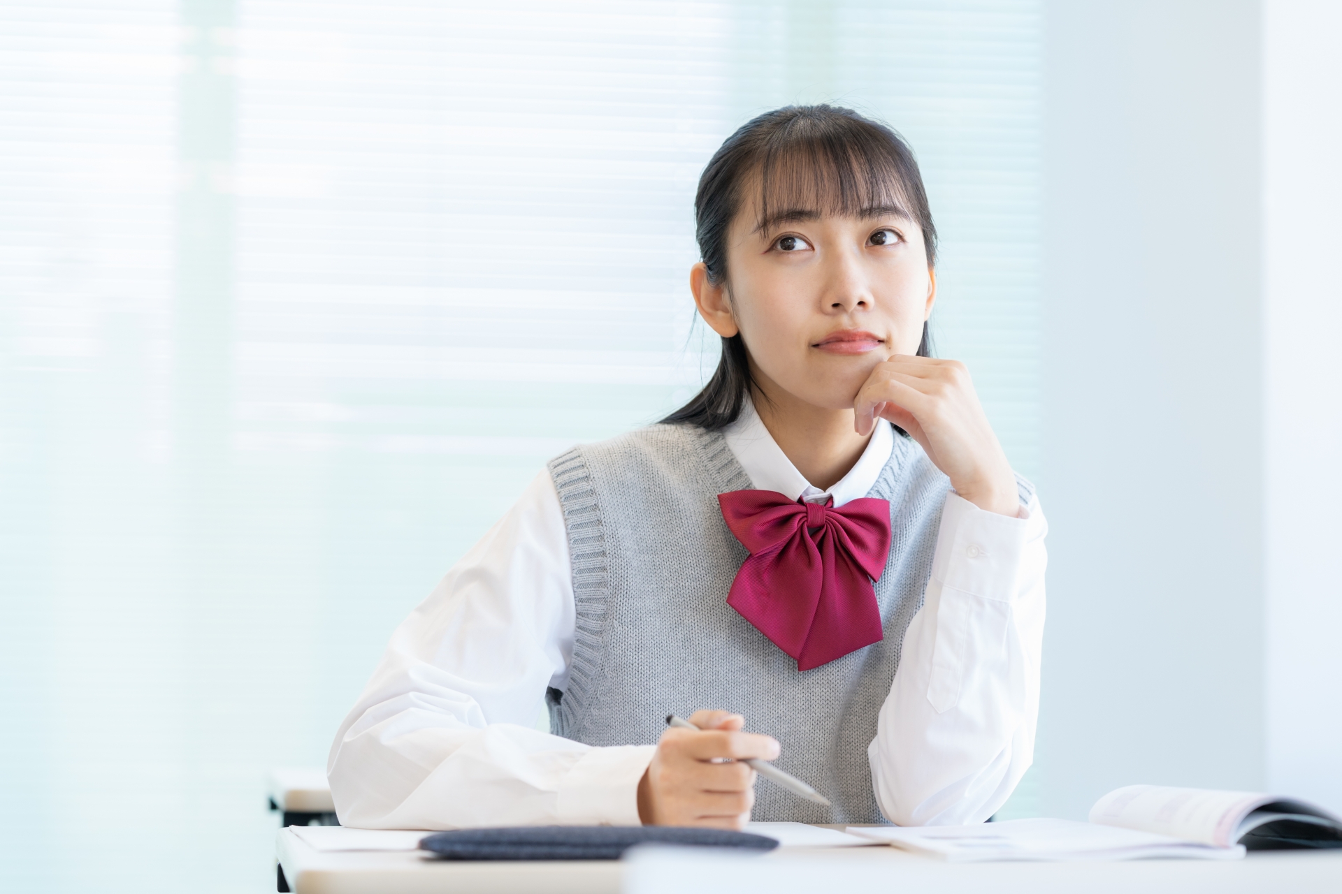 学校で勉強をする女子高生