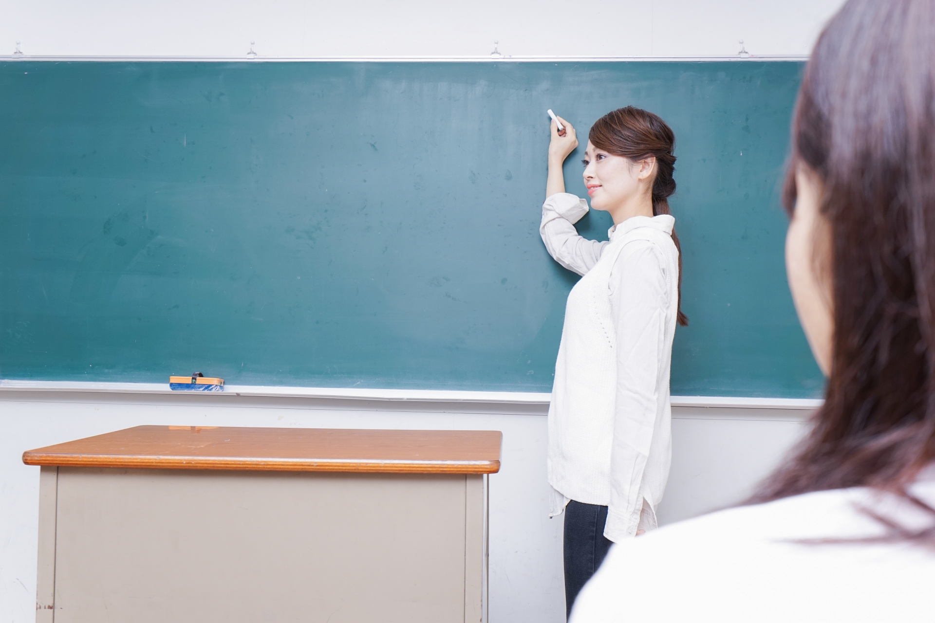 学校で授業をする教師