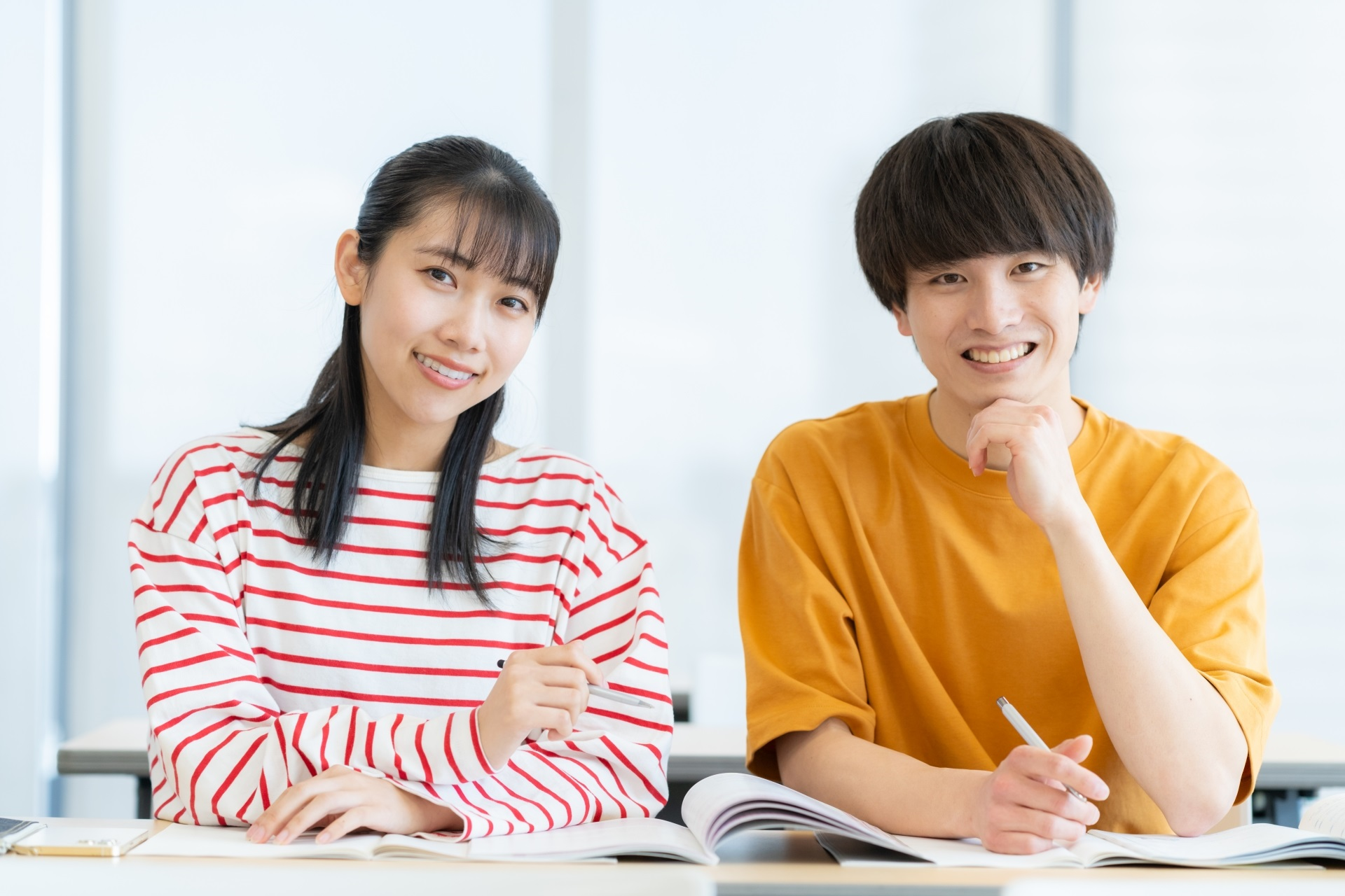 勉強をする男女の大学生