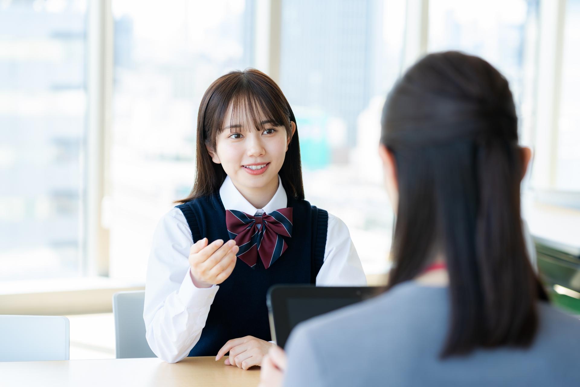 相談する女子学生