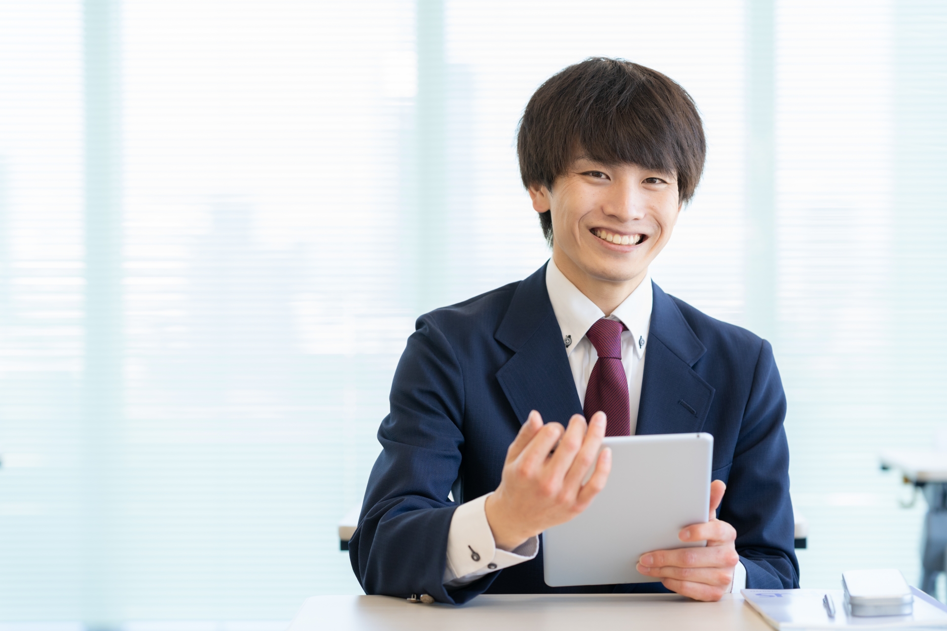 学校で勉強をする男子高校生