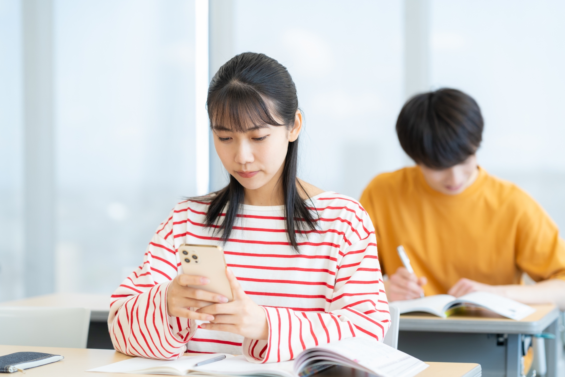 勉強をする男女の大学生
