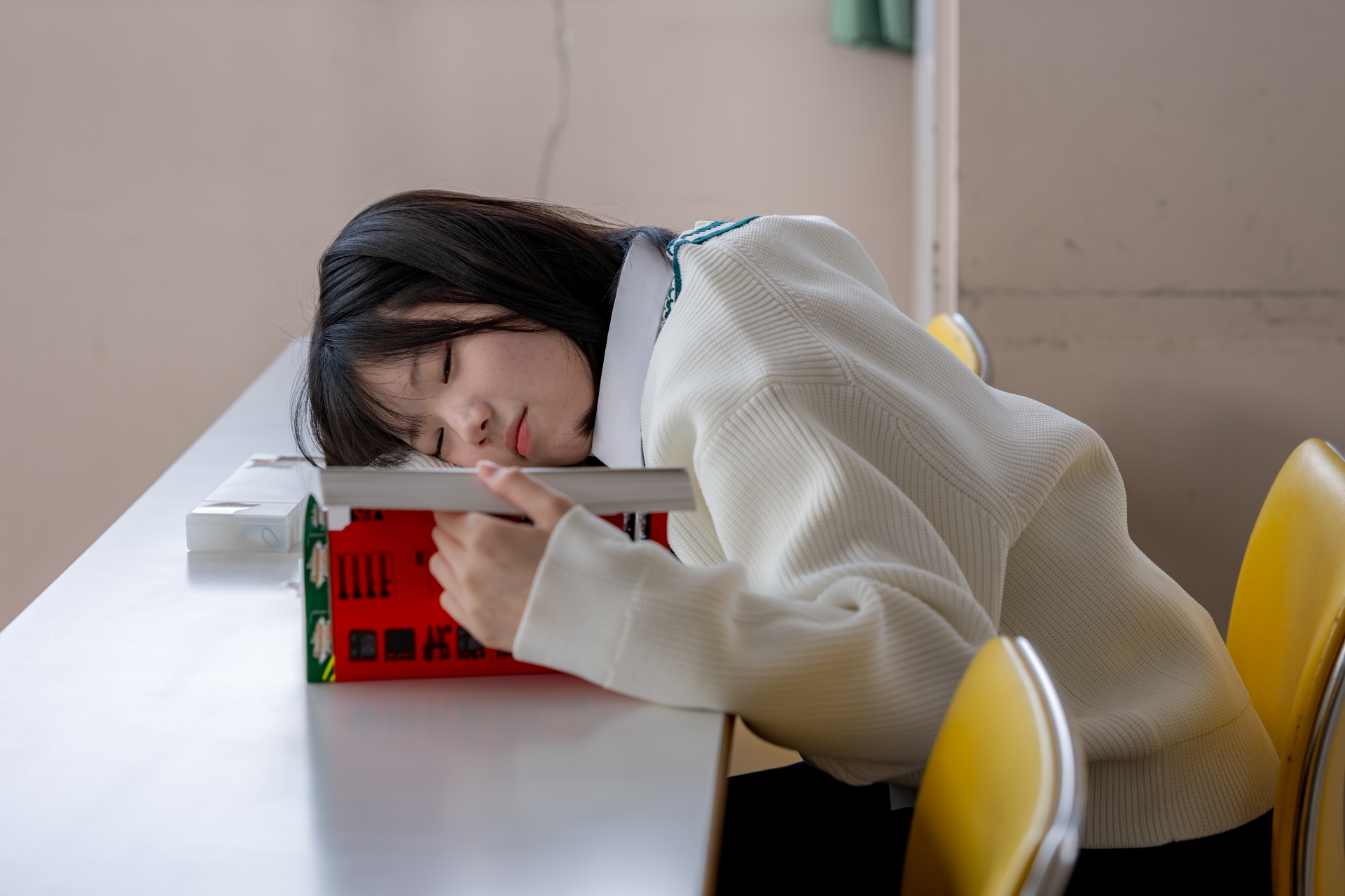 眠たそうに勉強する女子生徒