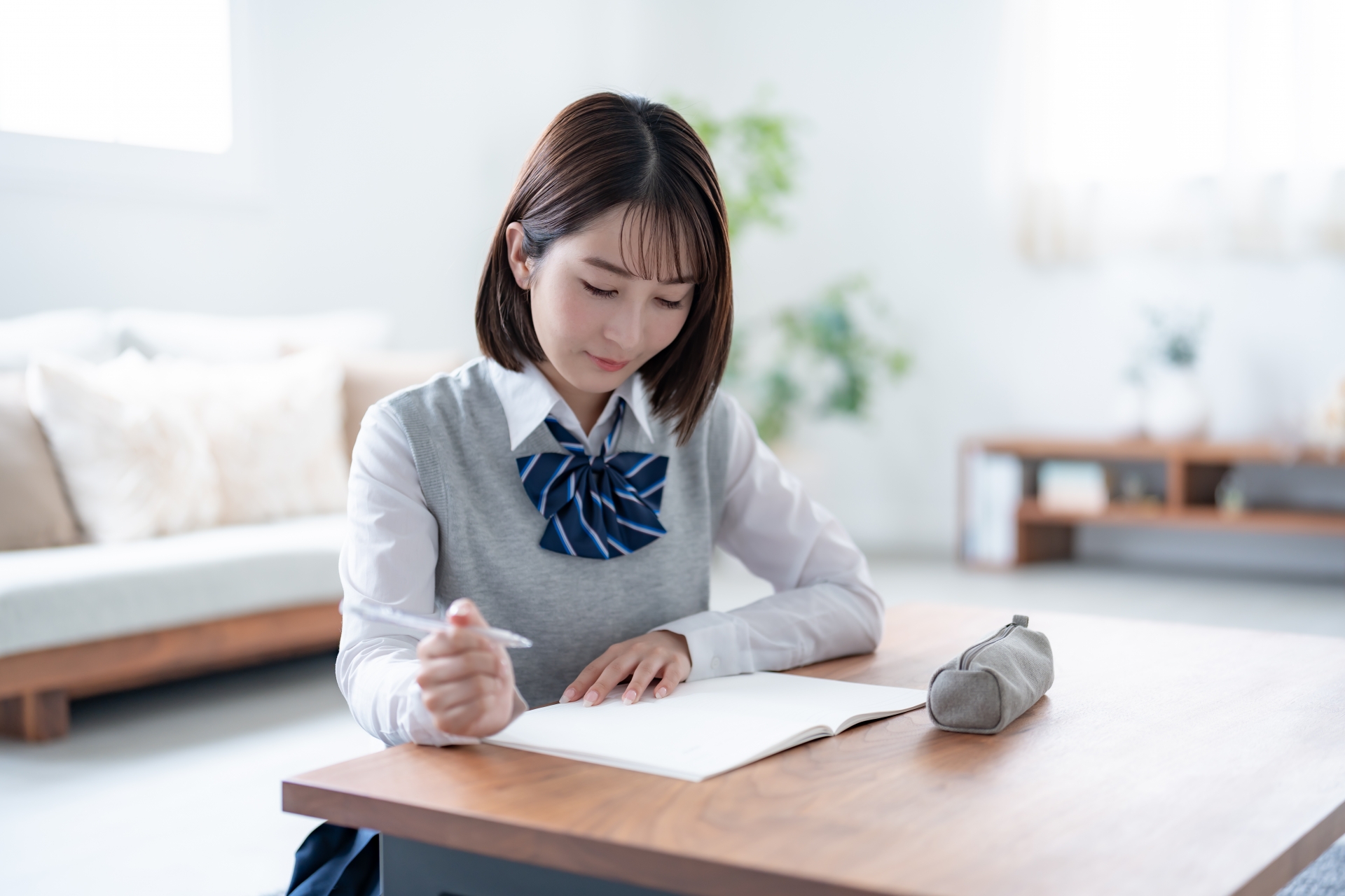 勉強をする女子高生