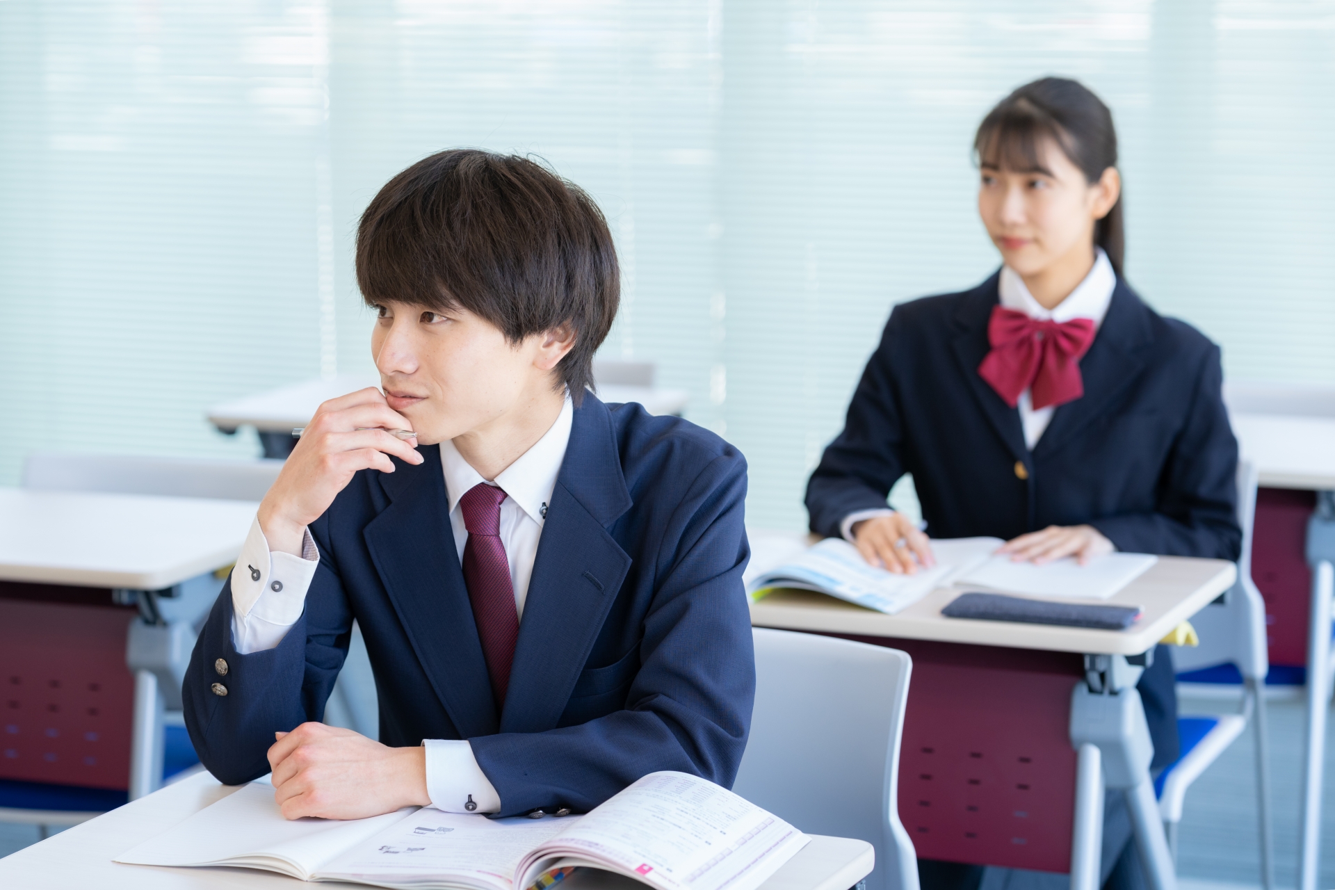 学校で勉強をする男女の高校生