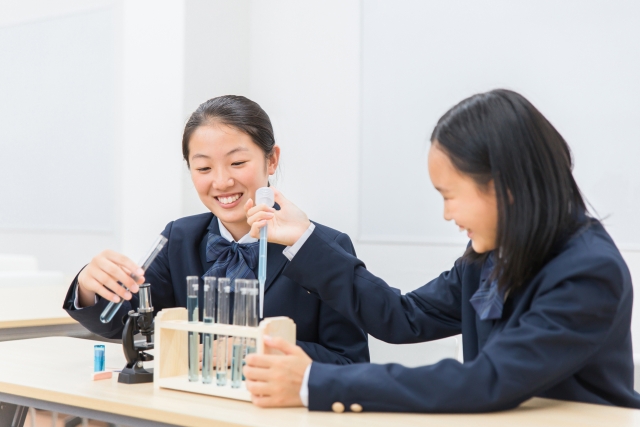 理科の実験をする中学生の女の子